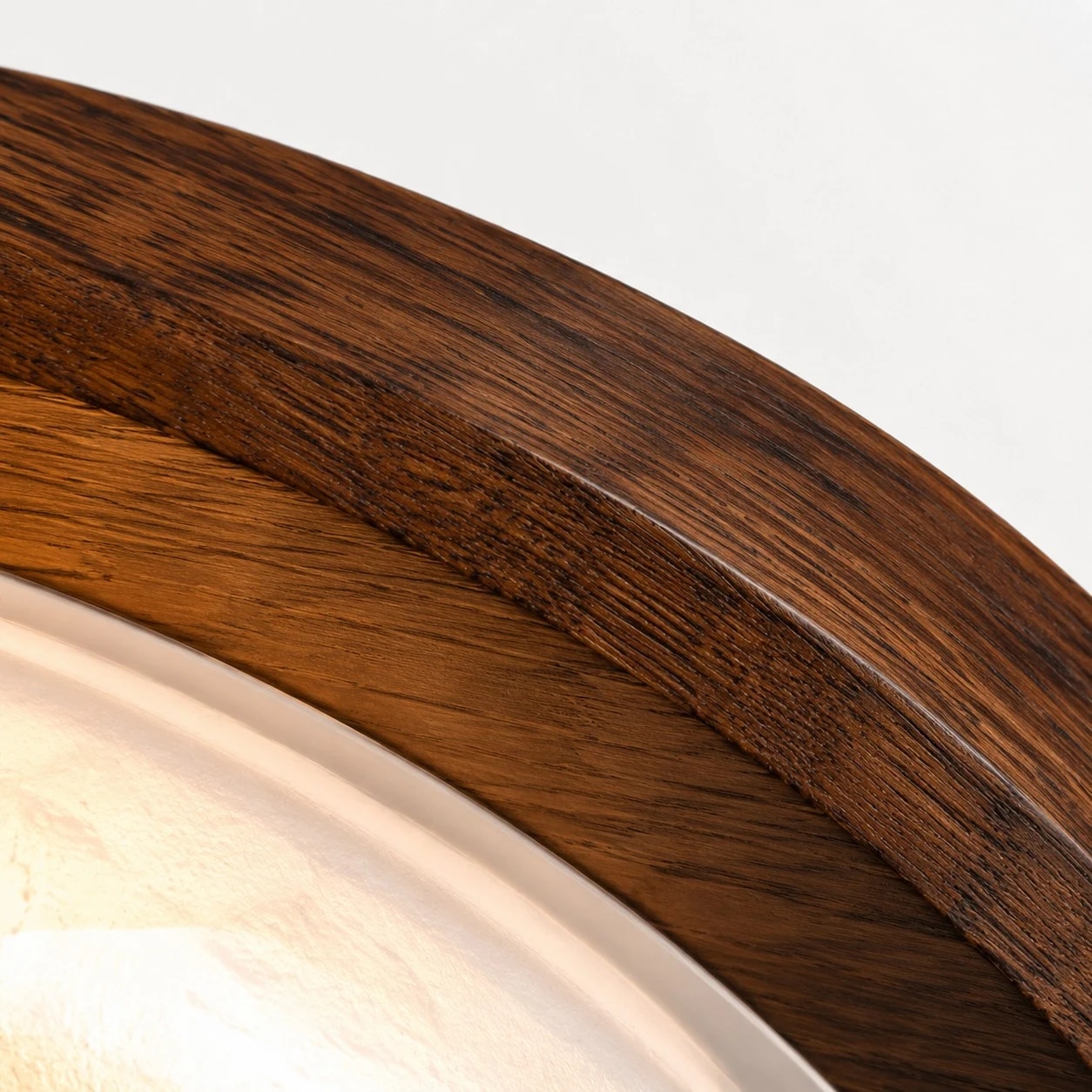 Walnut-toned rim detail