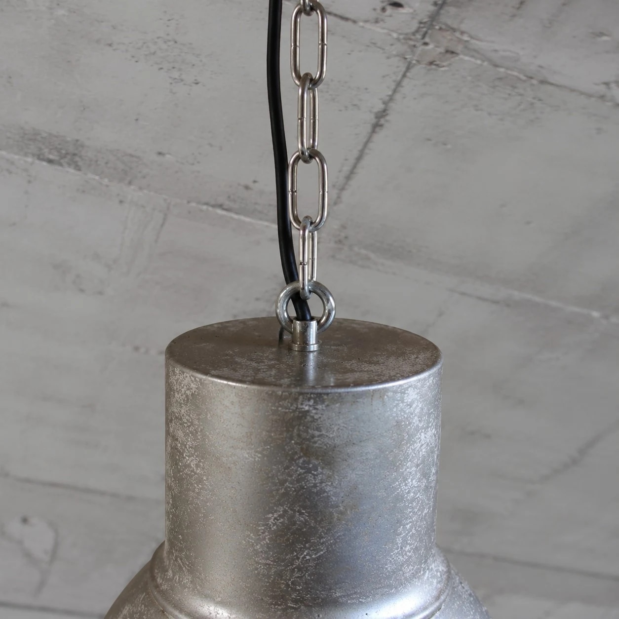 Close view of chain suspension and top cap