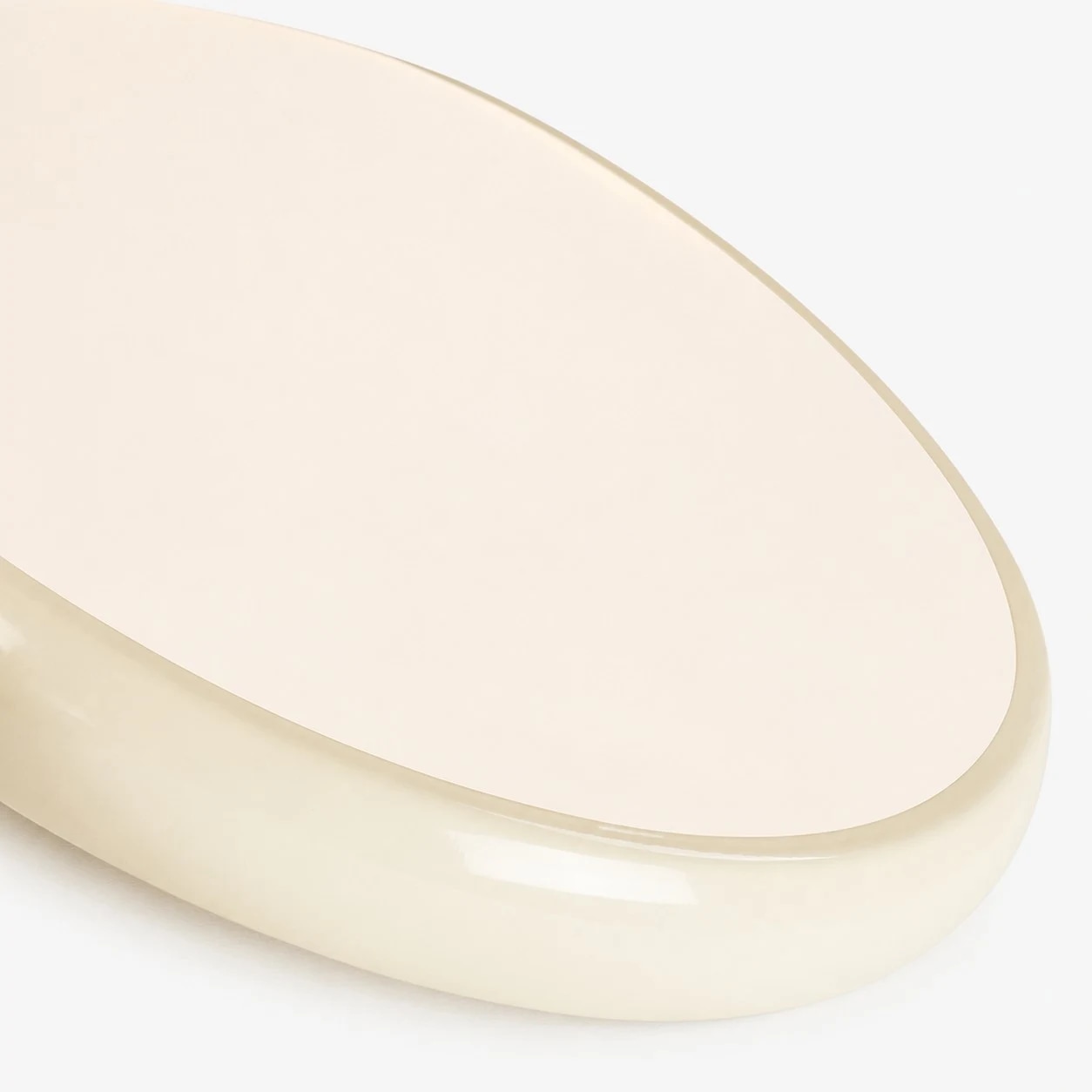 Rounded cream diffuser and edge detail
