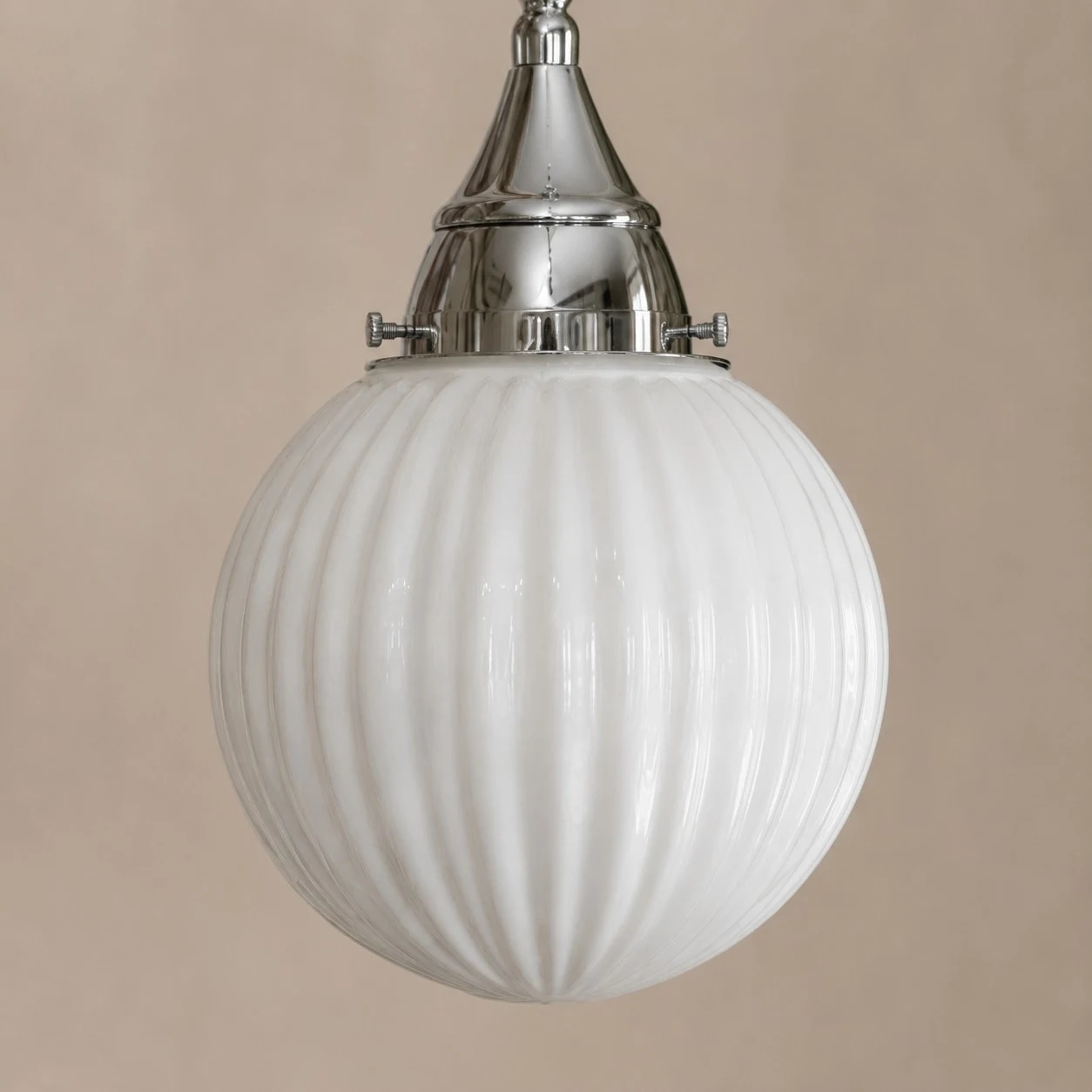 Rounded shade and crown detail