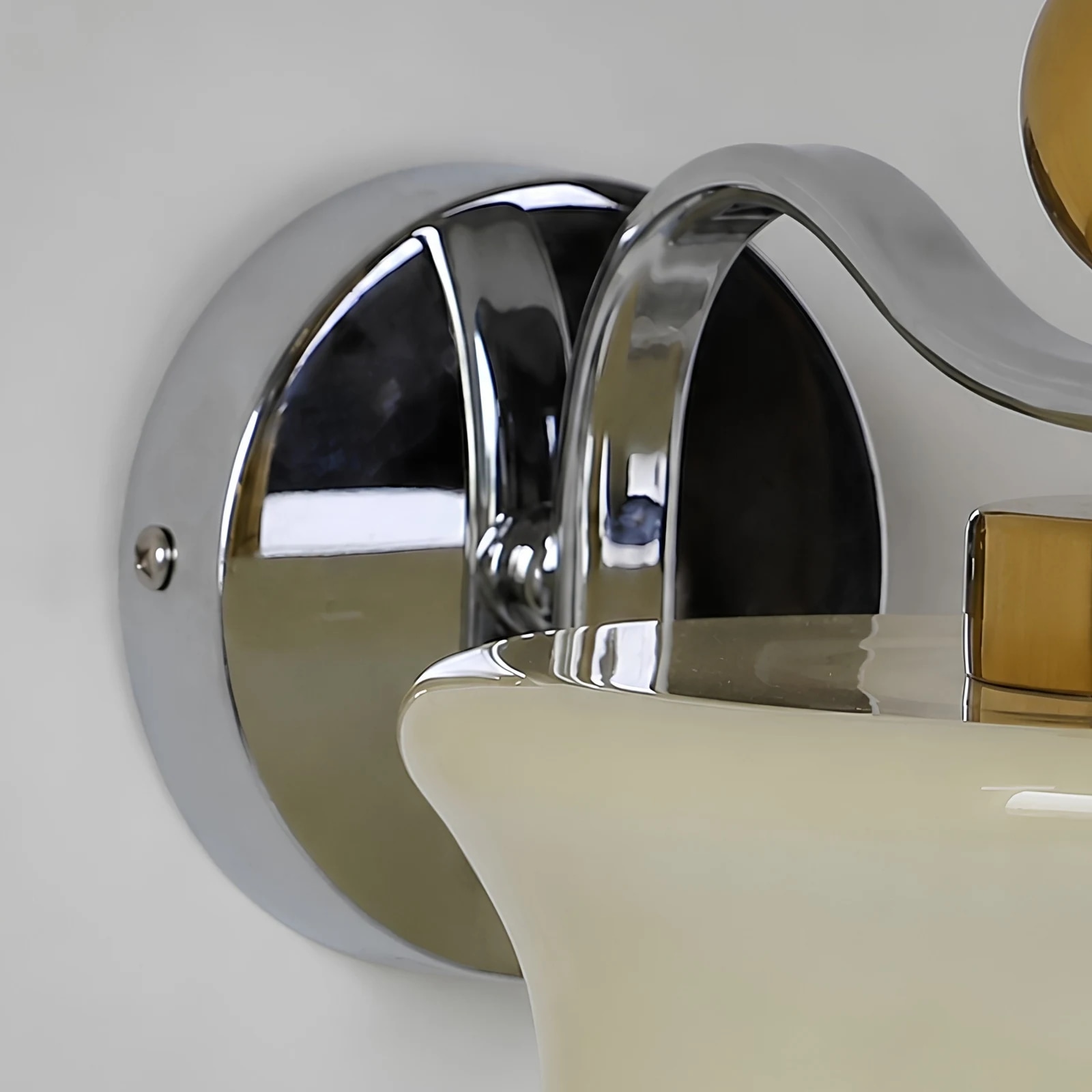 Chrome round wall plate detail