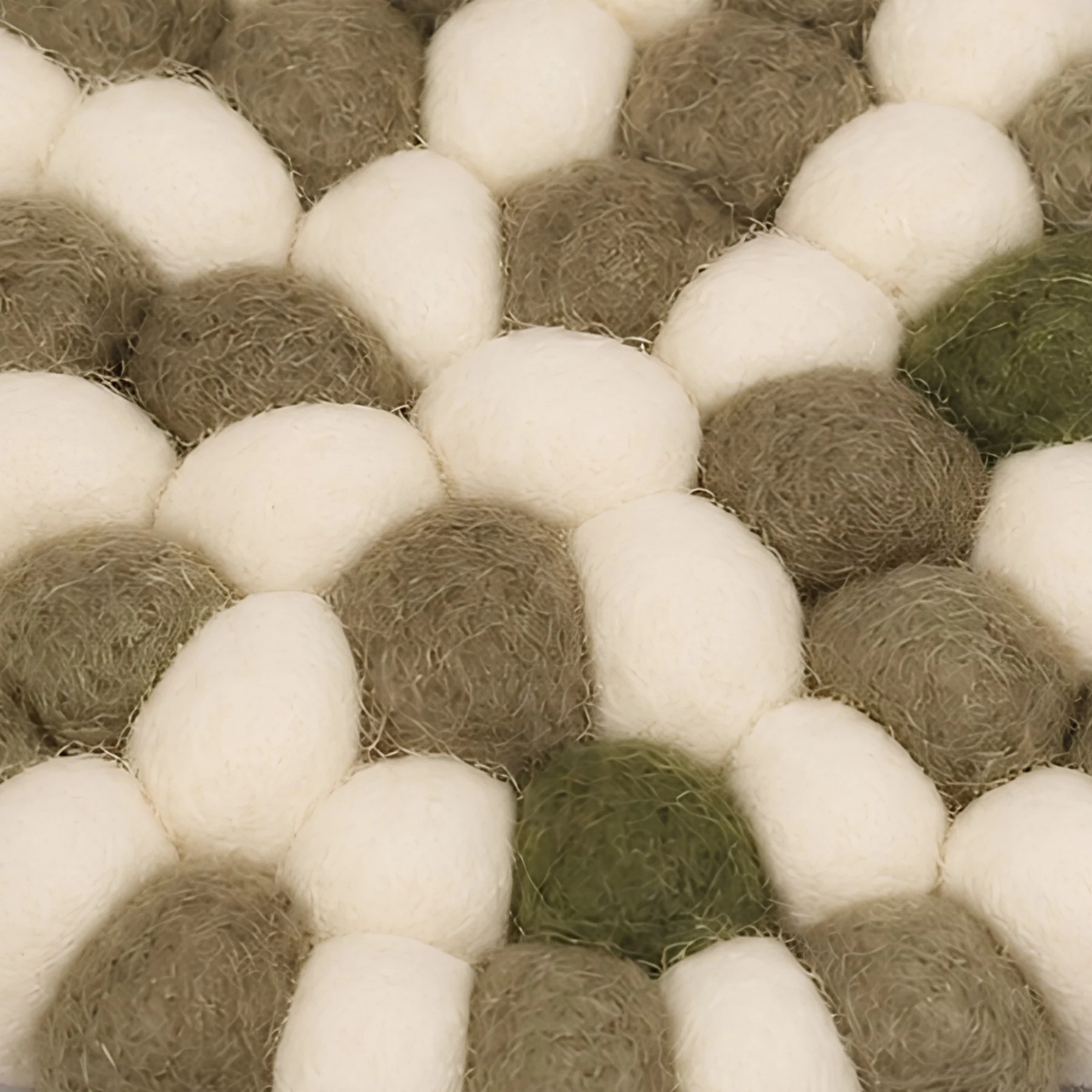 Gros plan sur la texture d'une boule de feutre doux