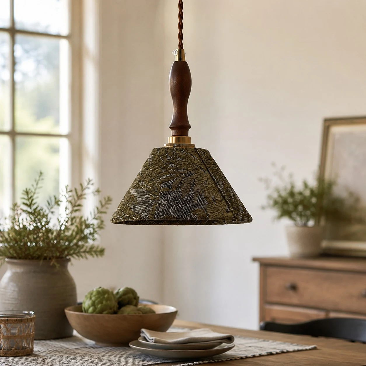 Een kleine hanglamp voor rustige, gelaagde ruimtes.