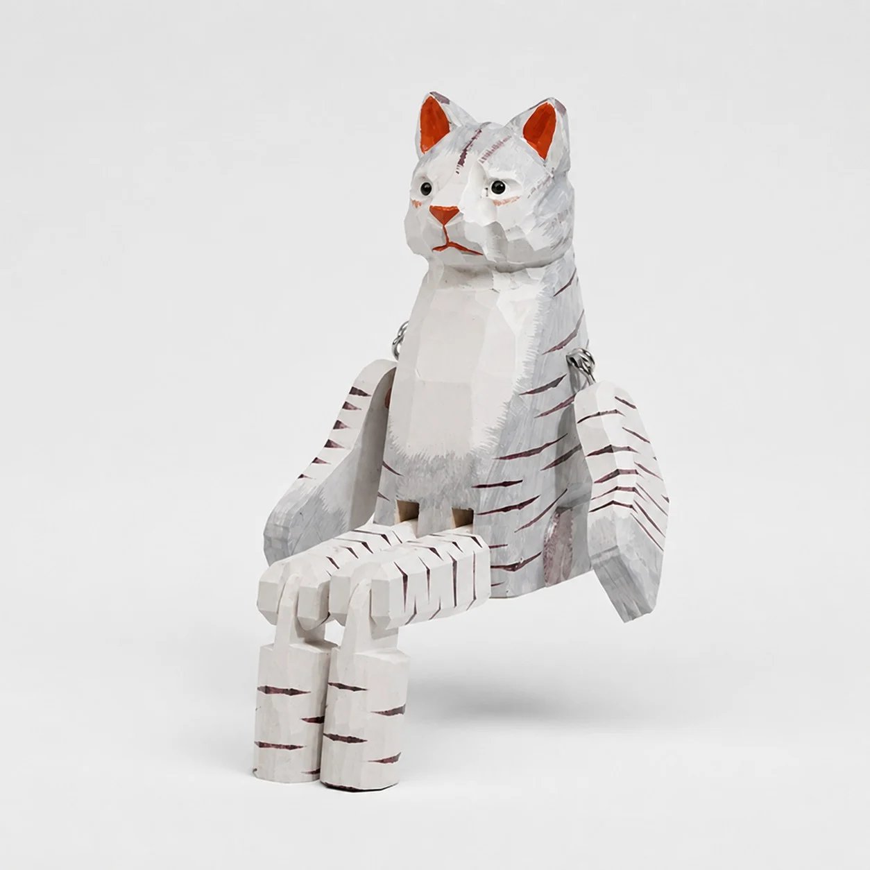 Handgeschnitzte Katzenfigur aus Holz