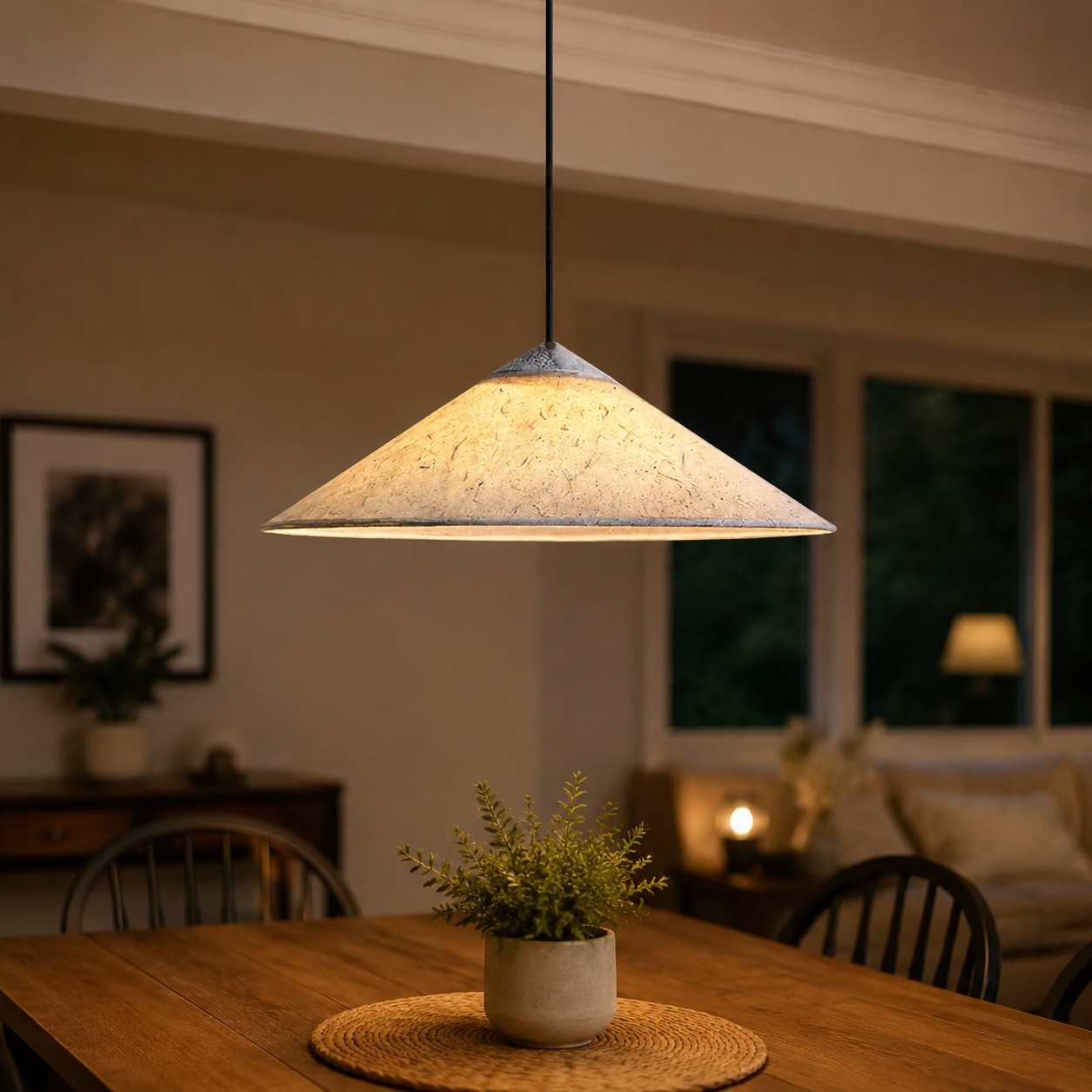 suspension installée au-dessus d'une table à manger