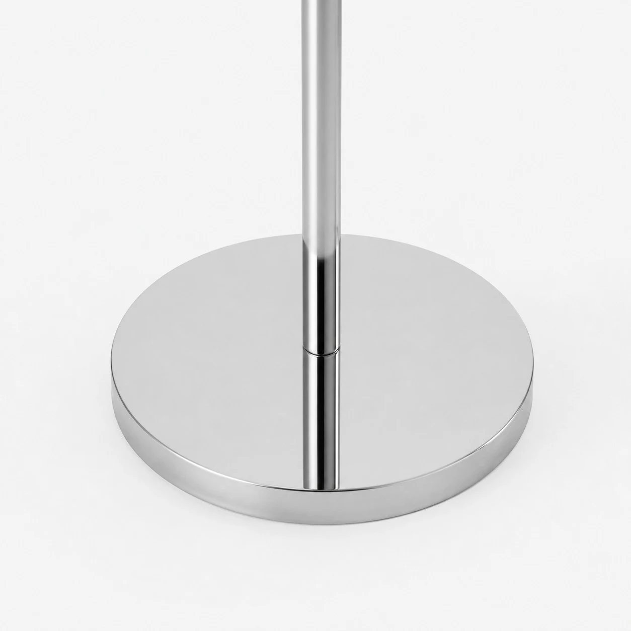 détail du socle rond chromé d'un lampadaire