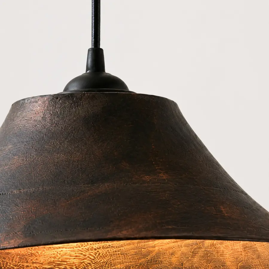 Detailweergave van het donkere houtoppervlak en de binnenste nerf.