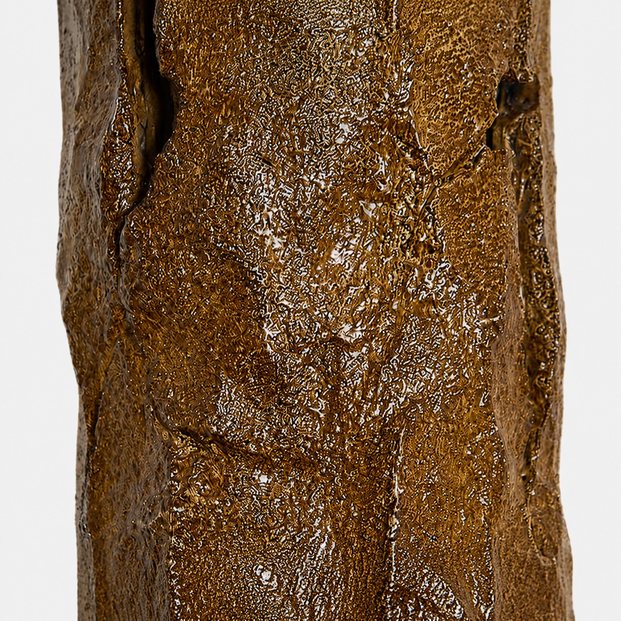 Primo piano della texture di una lampada da parete in resina che imita la corteccia degli alberi.
