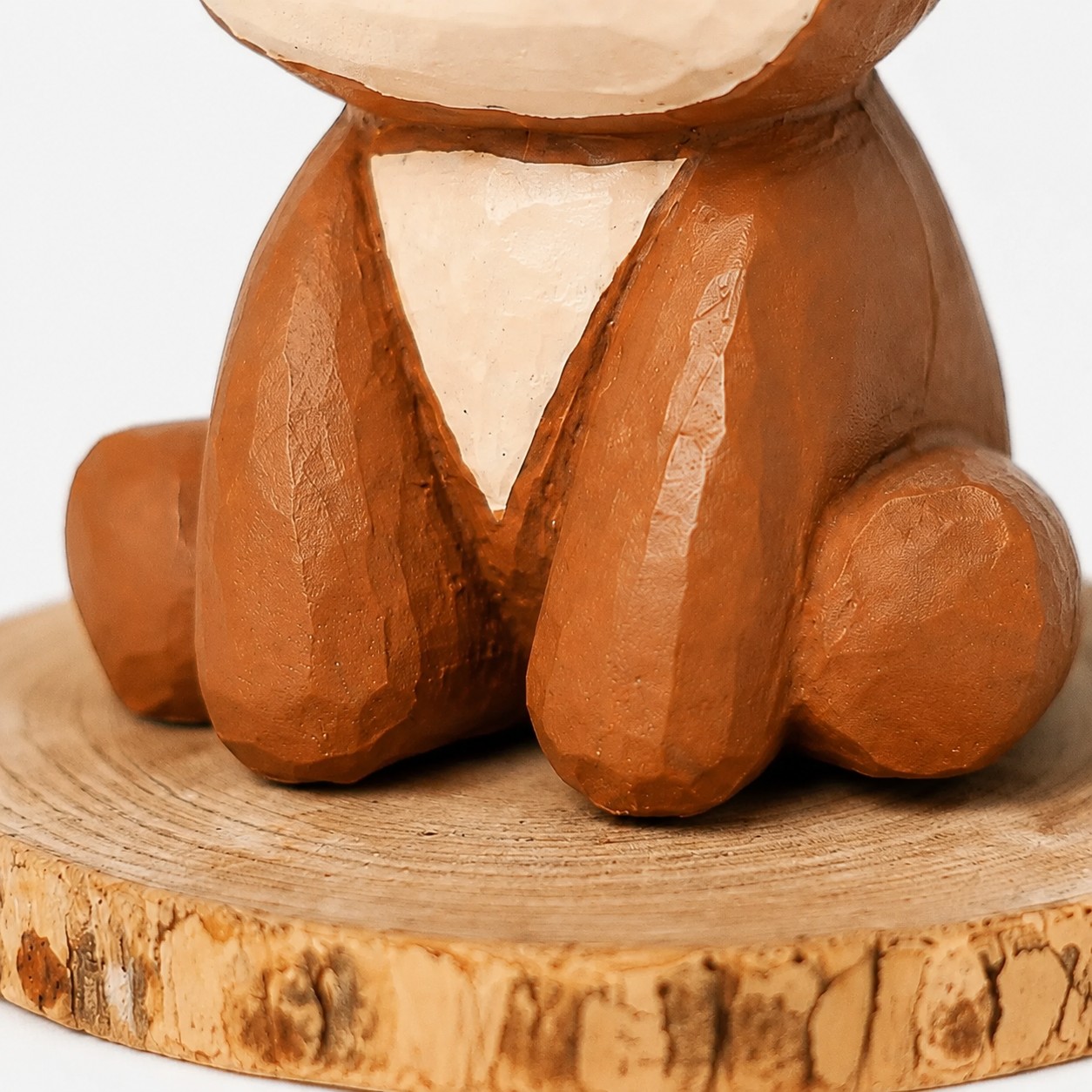 Detail van handgesneden houten dierenbeeldjes