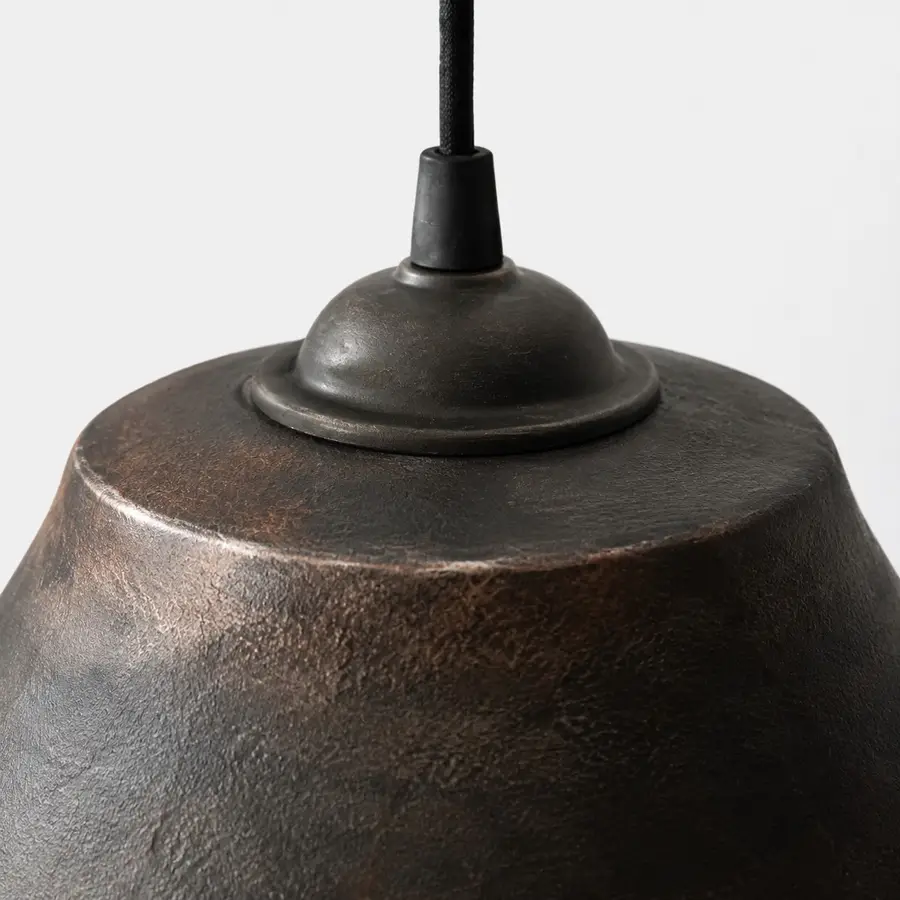 Detailopname van de donkerhouten pendeltop.