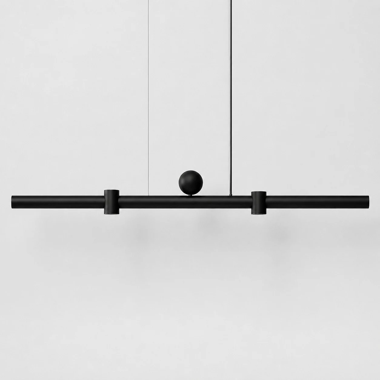 zwarte hanglamp met enkele lichtbundel