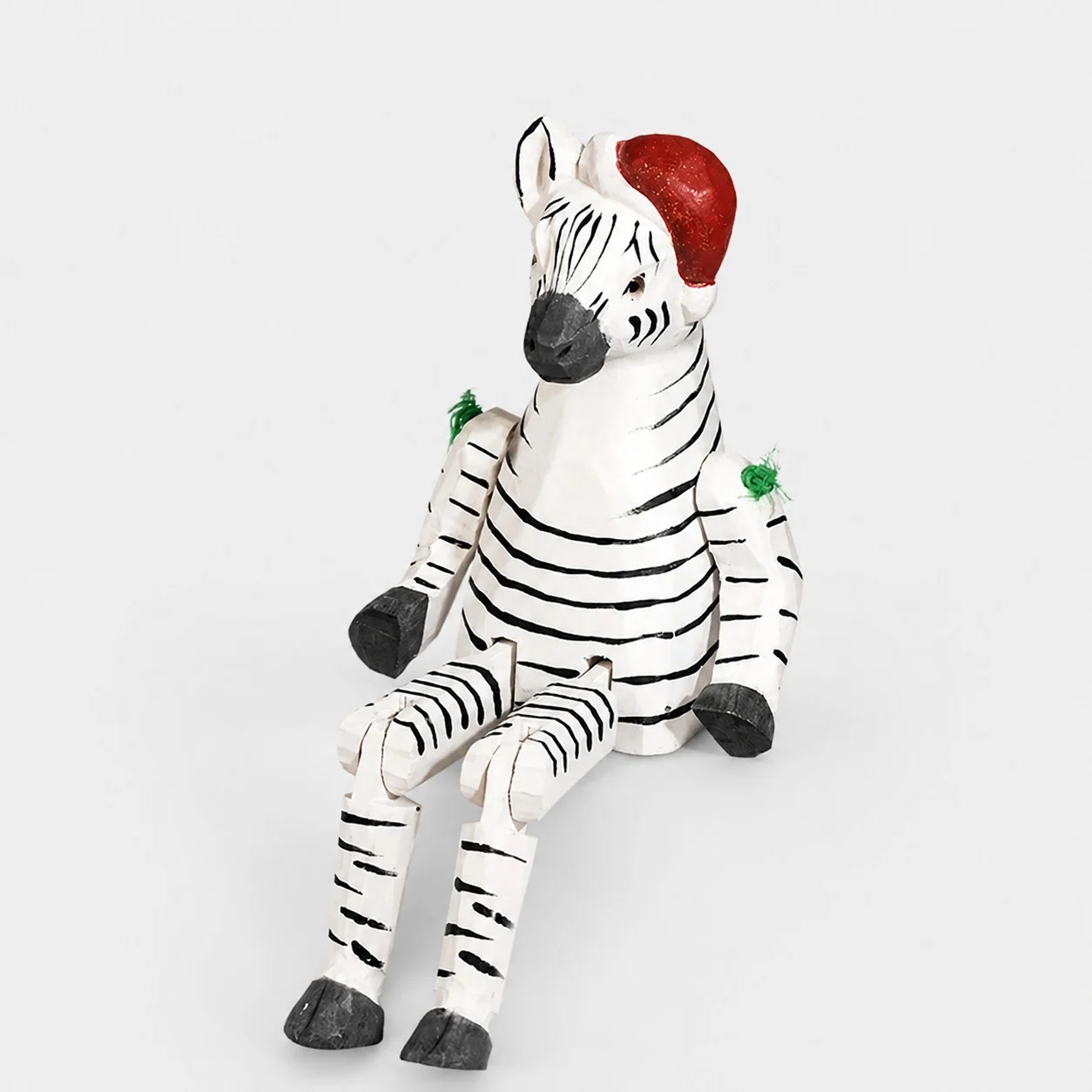 Handgeschnitztes Zebra aus Holz mit Weihnachtsmannmütze