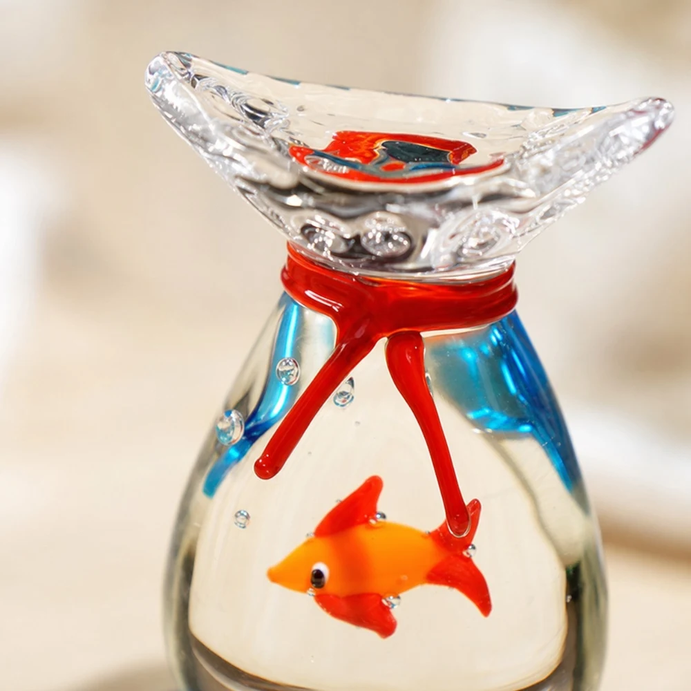 Dettaglio ravvicinato del bordo di un ornamento a forma di pesce rosso in vetro arrotondato