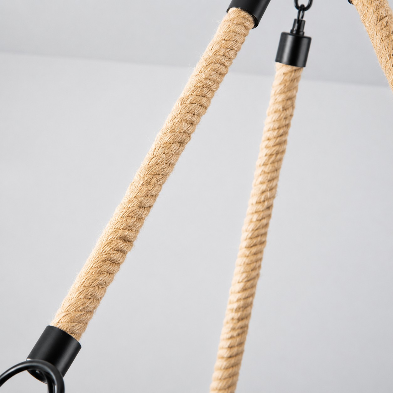 Detailweergave van de met natuurlijk touw omwikkelde steunarmen van de kroonluchter.