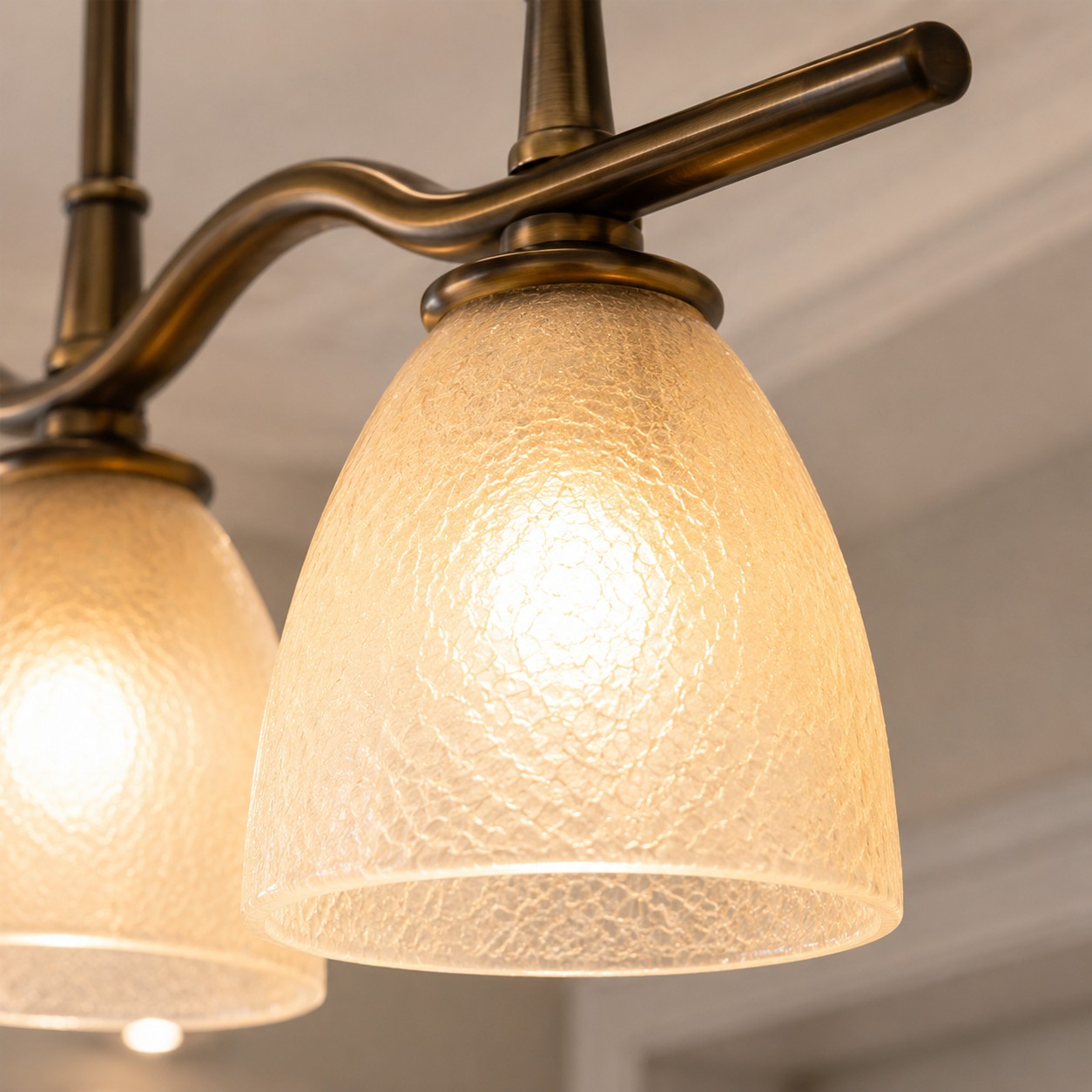 Detailopname van een glazen lampenkap met structuur