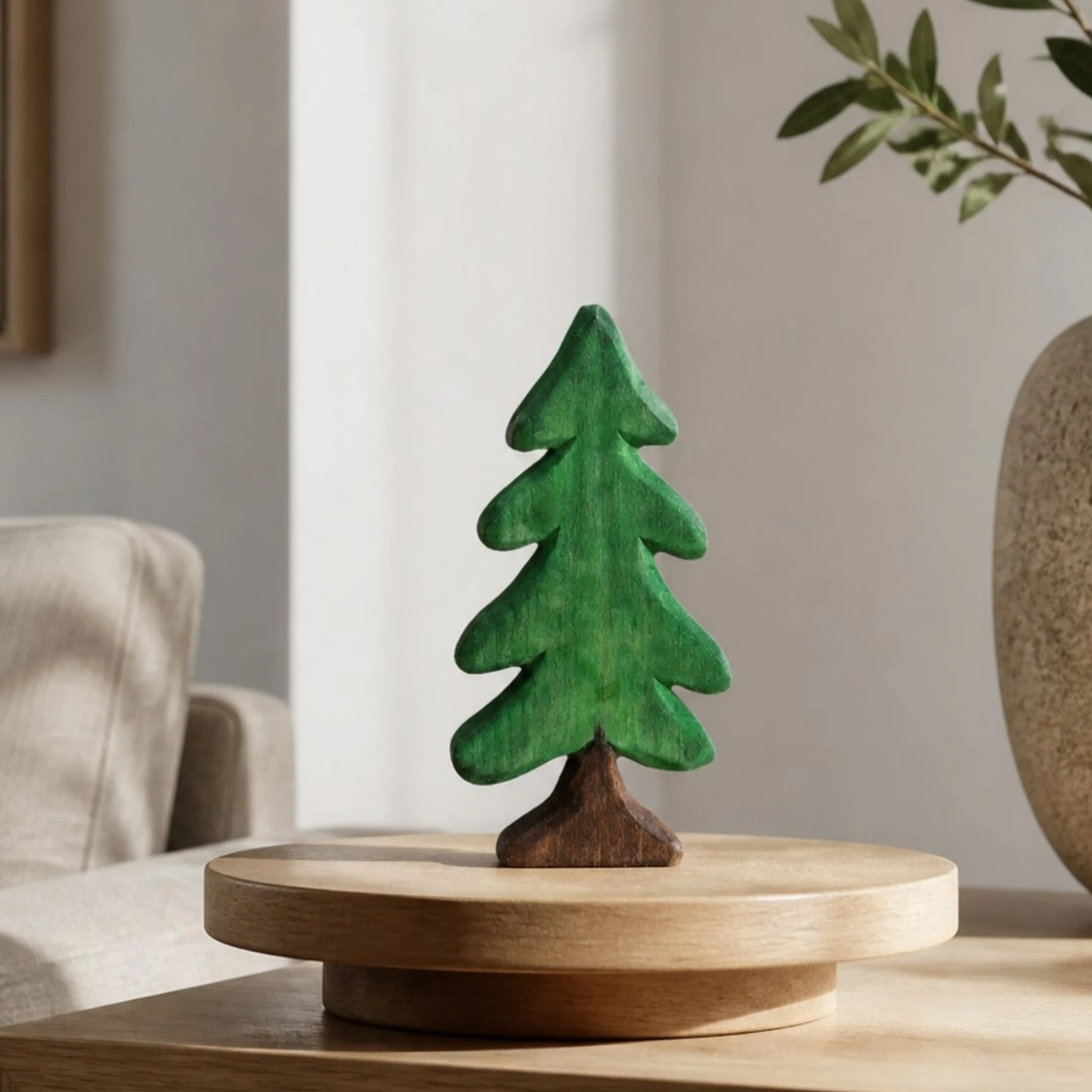 Houten dennenboomornament op een ronde displaystandaard.