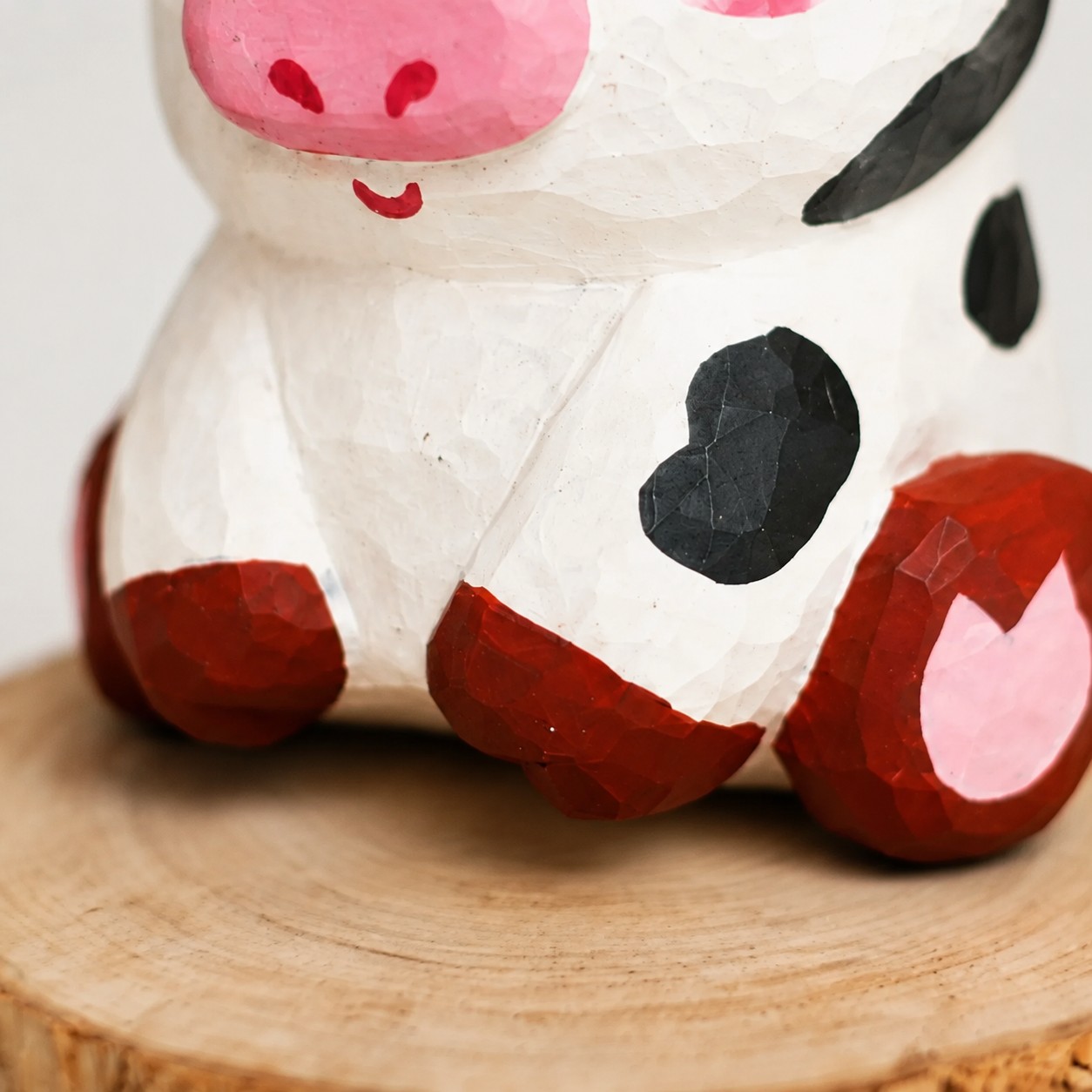 Detail van handgesneden houten dierenbeeldjes
