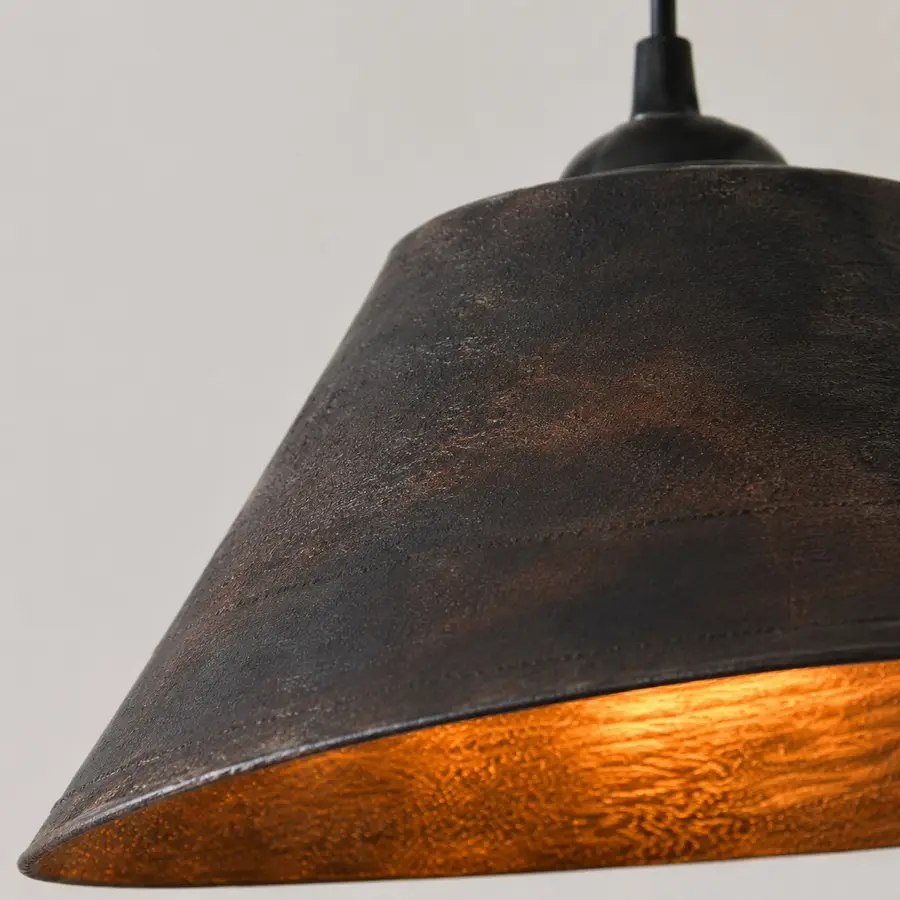 Detailweergave van de rand van de hanglampenkap en de houtstructuur.