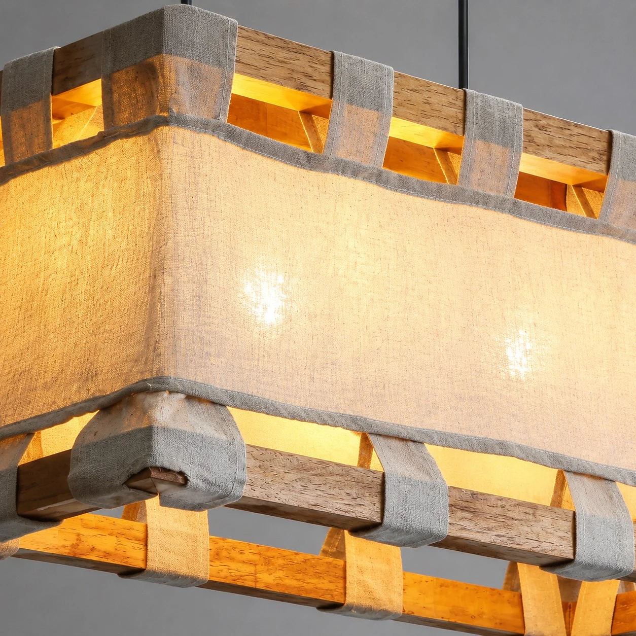 Wabi-Sabi-Hängeleuchte aus Holz und Stoff