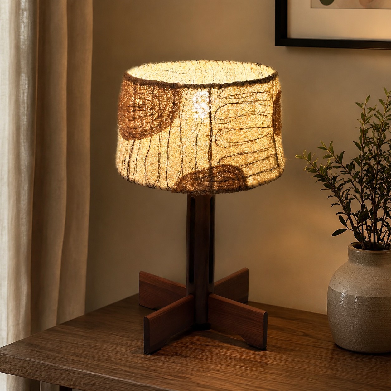 Natuurlijke loofah tafellamp, stijlvol vormgegeven in een warm interieur.
