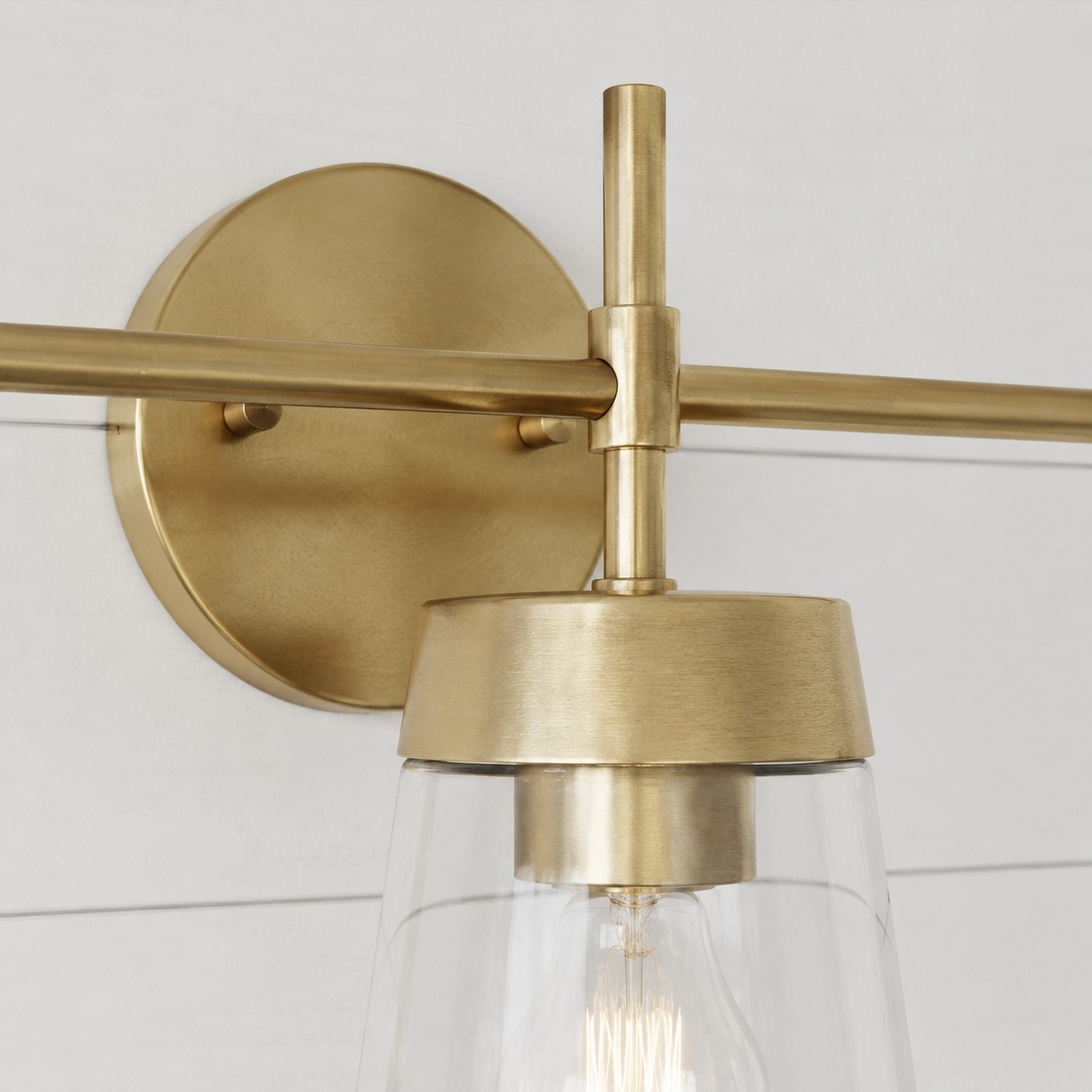 Achterplaat en arm van geborsteld messing voor wandlamp