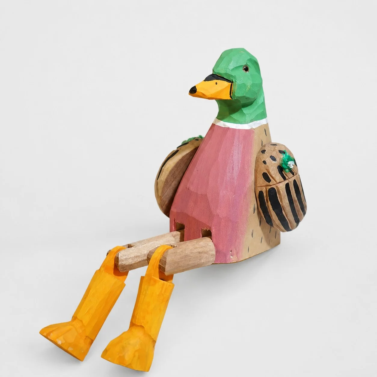 Handgeschnitzte grüne Entenfigur aus Holz