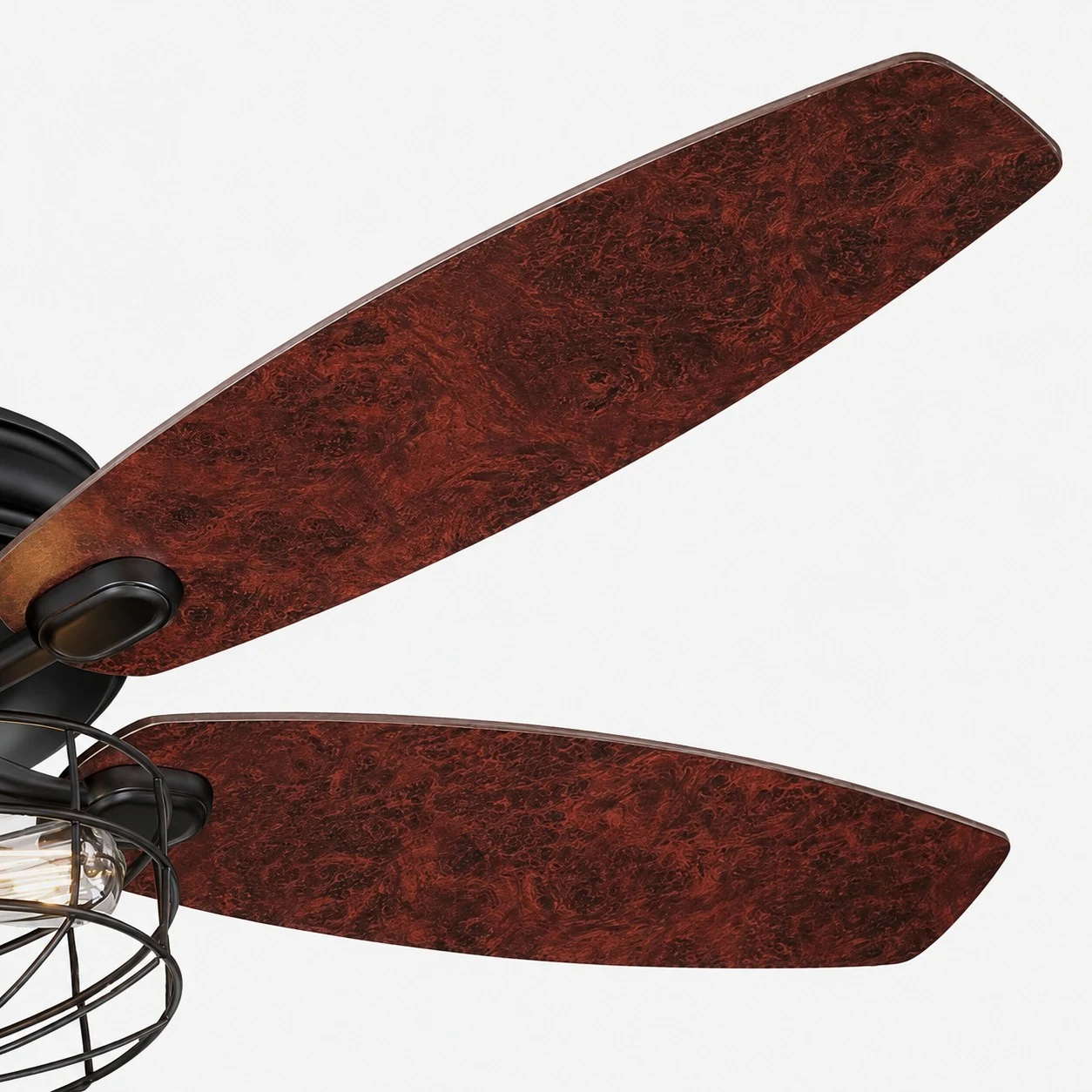 Detailweergave van de ventilatorbladen en de kooilamp in houttinten.