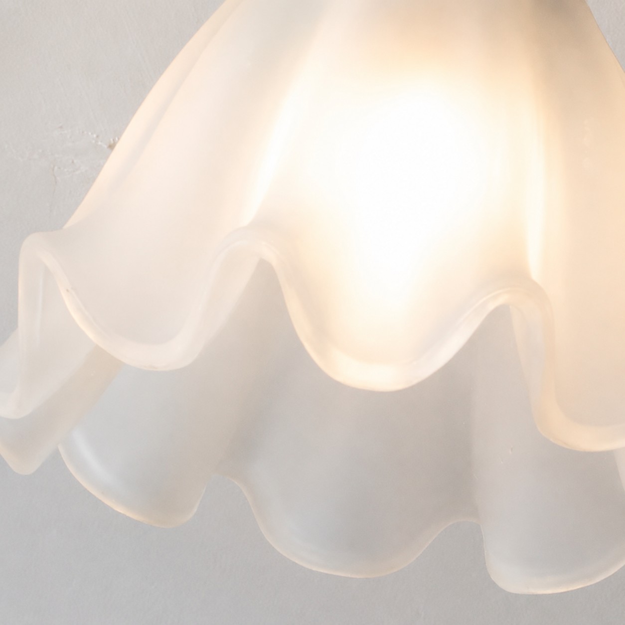 Frosted petal glass edge detail