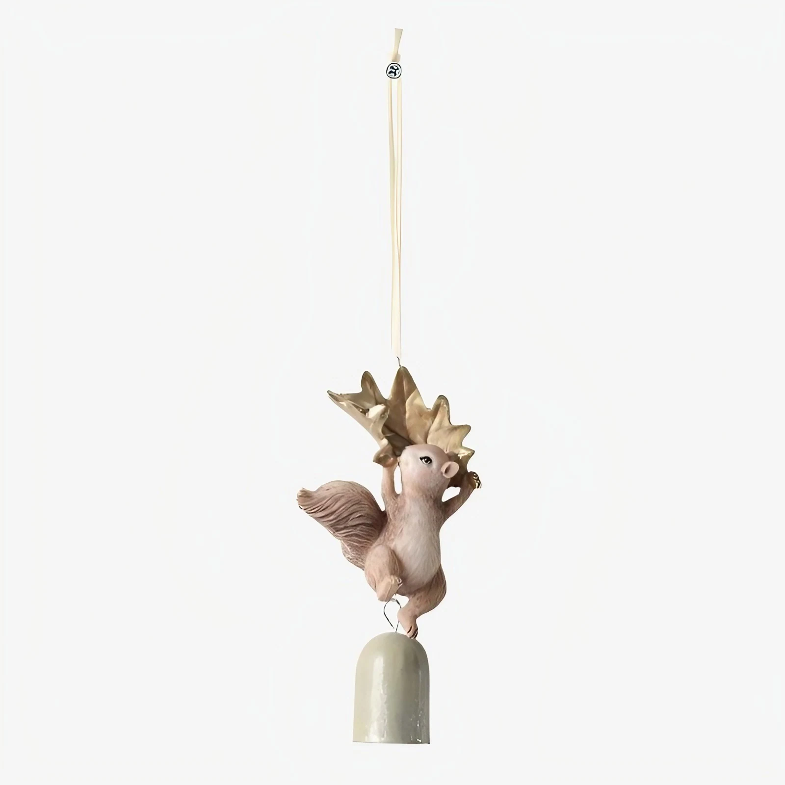 Campana de viento con forma de ardilla de marfil cálido sosteniendo una hoja, estilo B