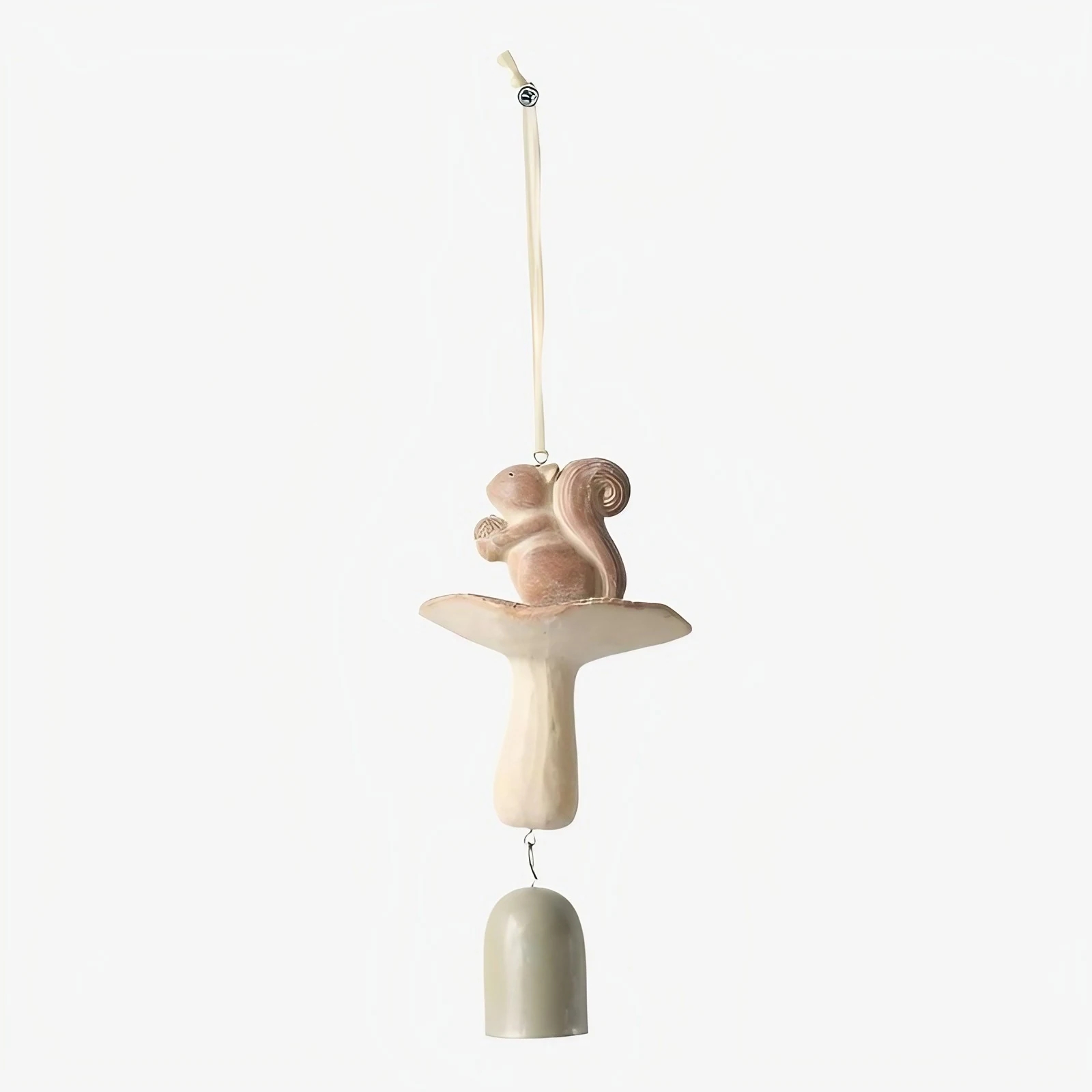 Ardilla de marfil cálido estilo C sobre campanilla de viento con forma de hongo