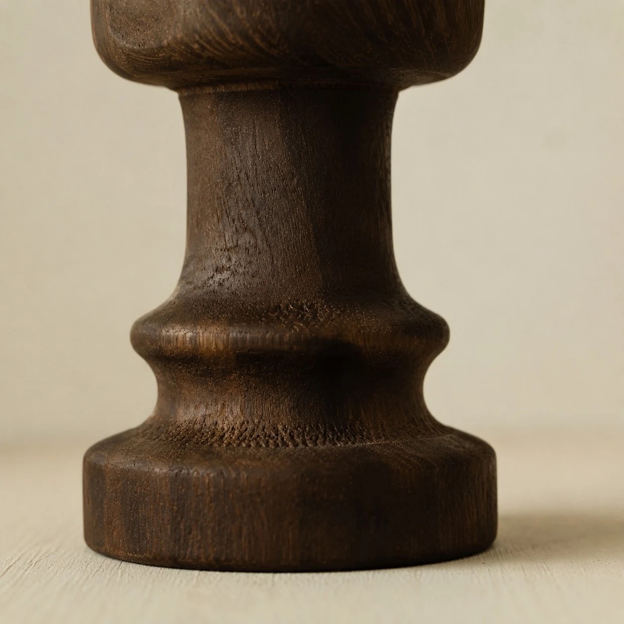 Detailweergave van het silhouet en de afwerking van de massief houten kaarsenhouder.
