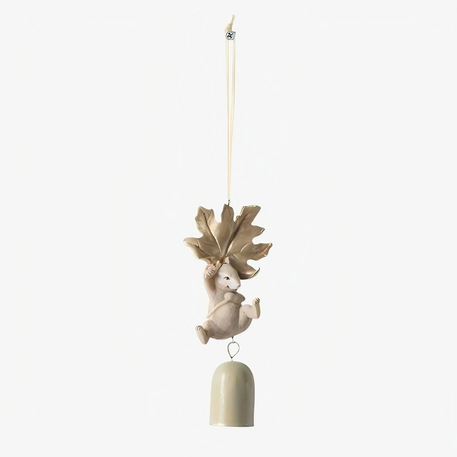 Estilo Un cálido ratón de color marfil sosteniendo una hoja de campanilla de viento