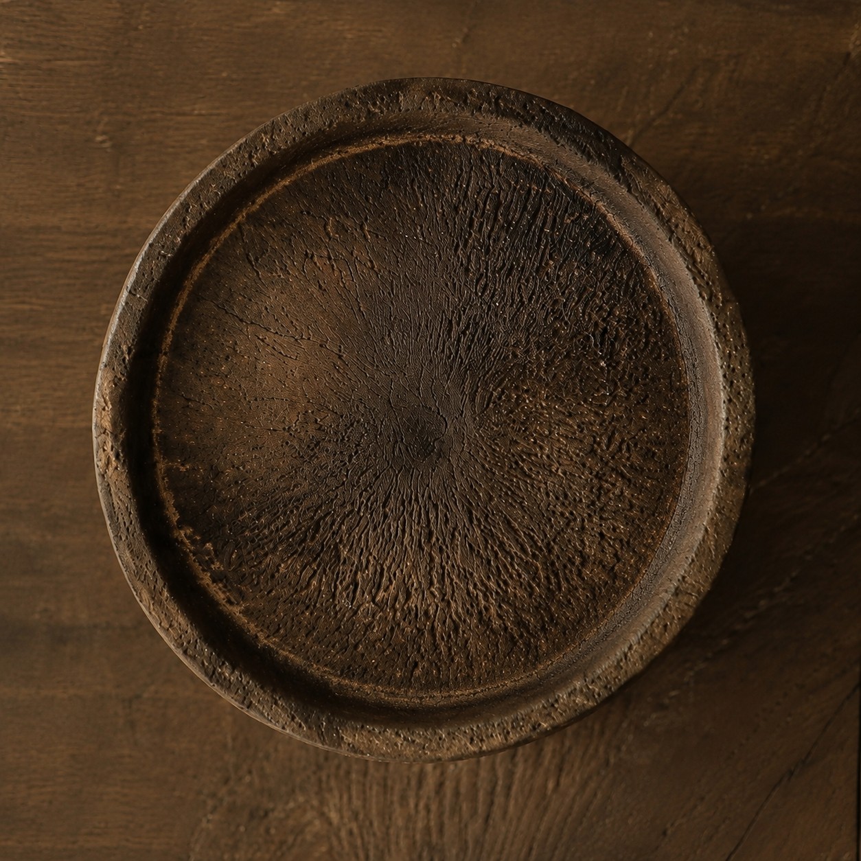 Detailweergave van het bovenste plateau van de kaarsenhouder en de zichtbare houtnerf.