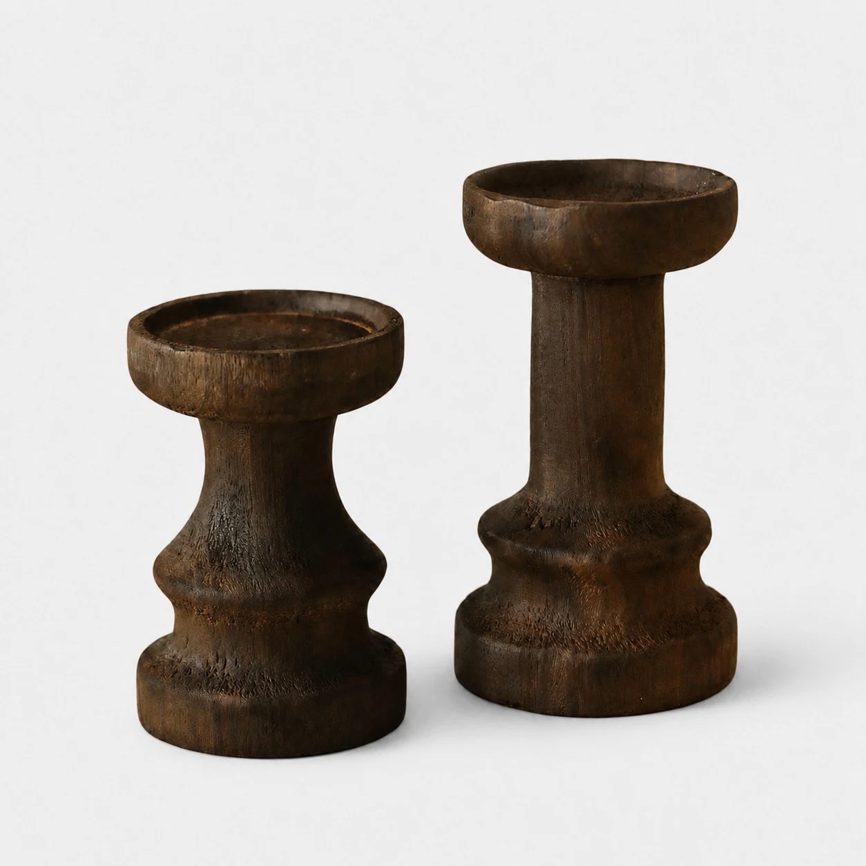 Set van twee hoge en lage massief houten kaarsenhouders.