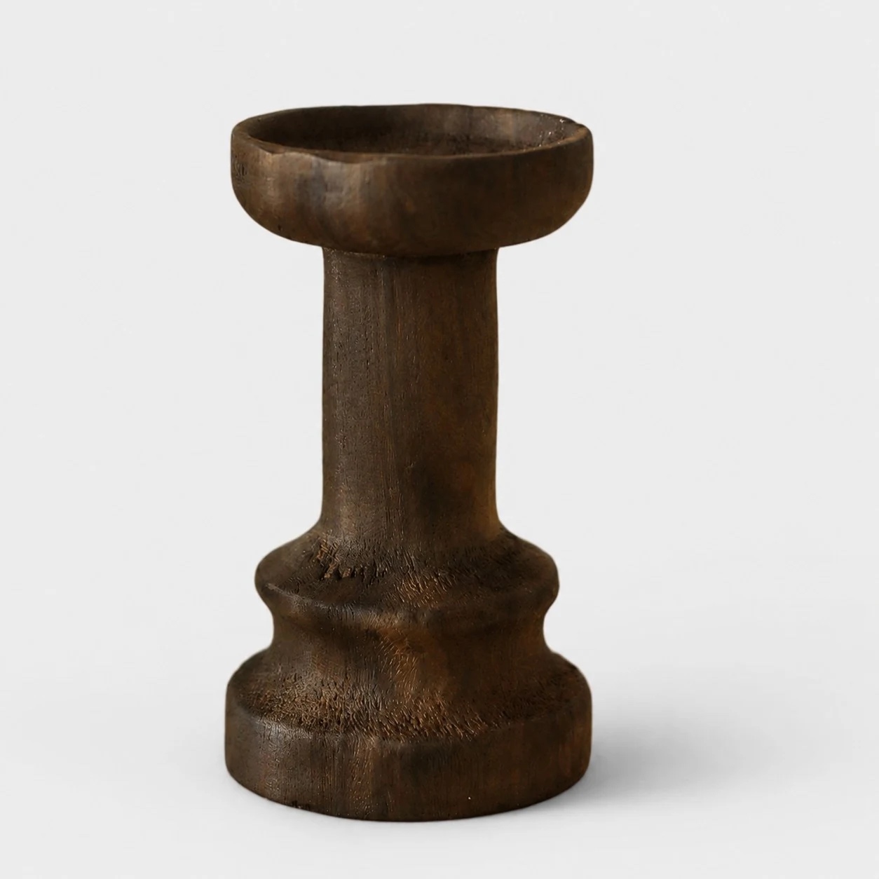 Hoge, donkere, massief houten kaarsenhouder