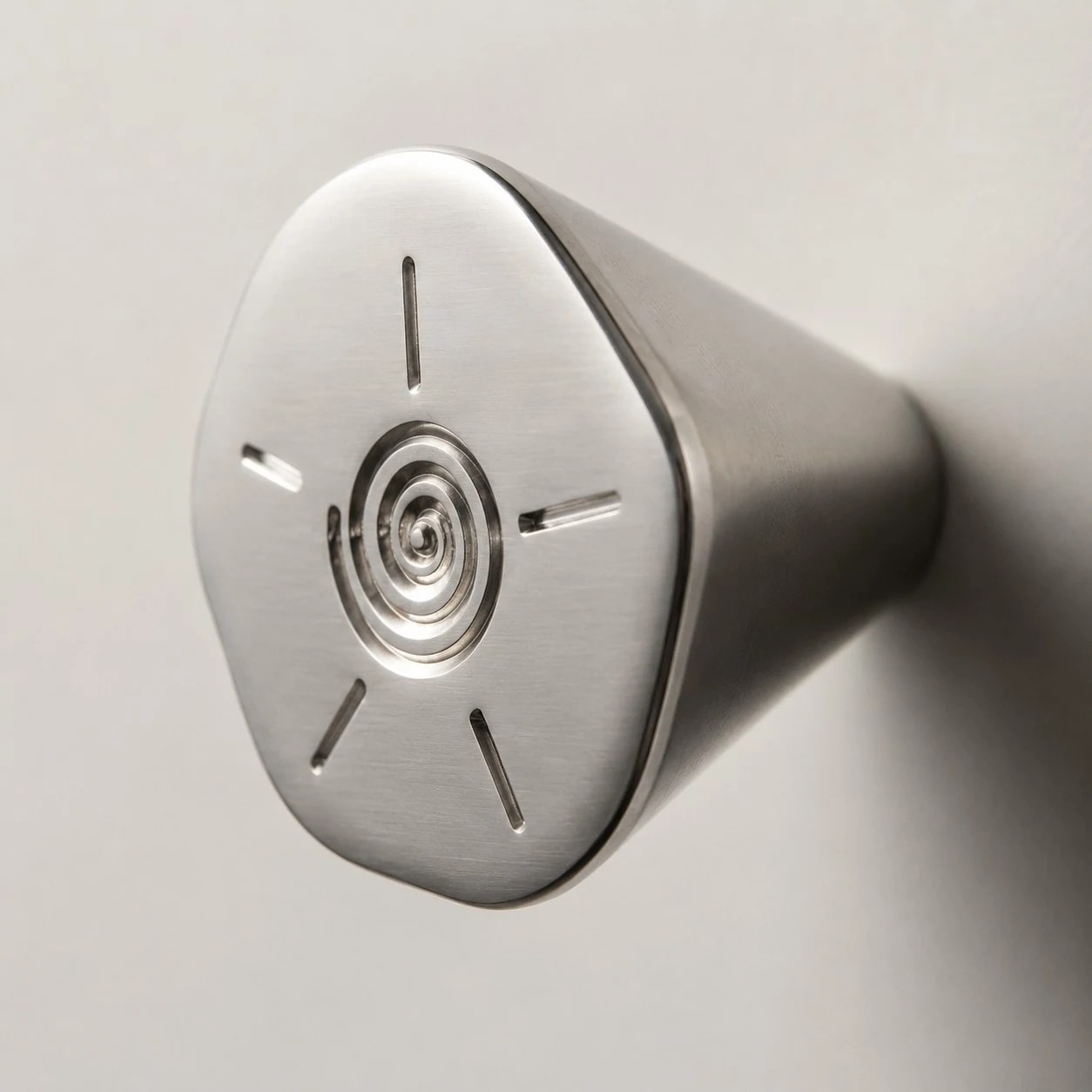 Pomello scultoreo per mobile in ottone massiccio color argento titanio