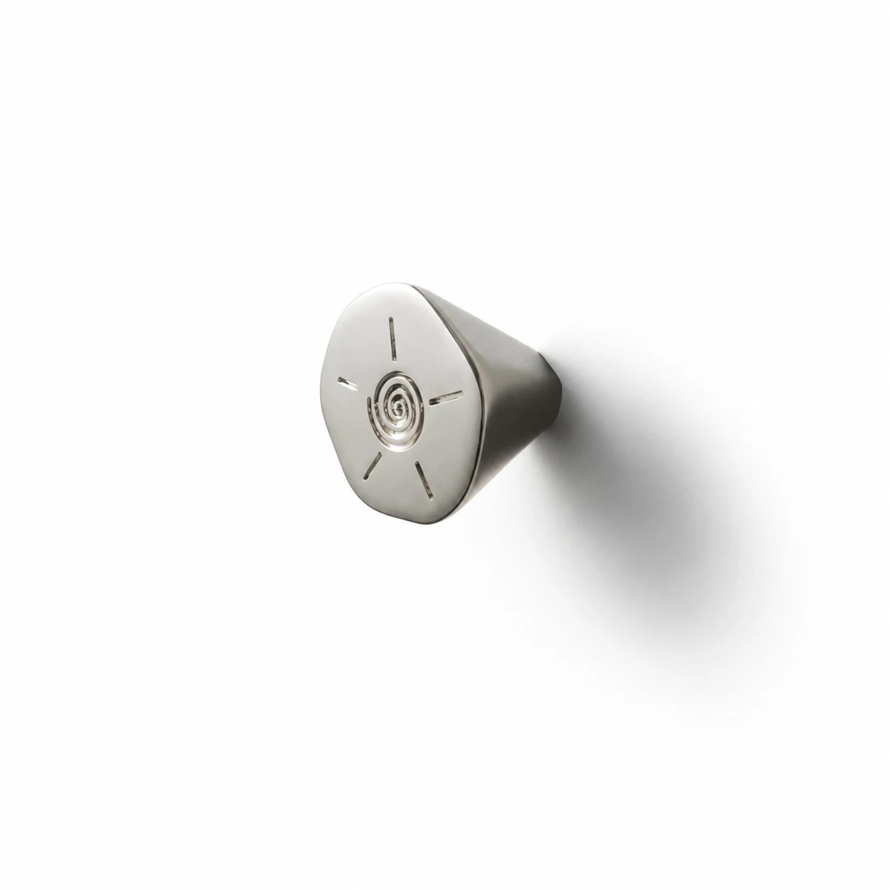 Pomello per mobile in ottone massiccio color argento titanio installato su una superficie bianca