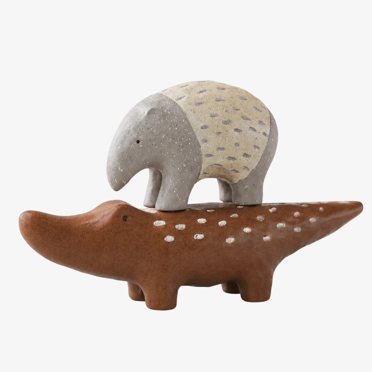 Scultura in resina raffigurante un formichiere e un ippopotamo.