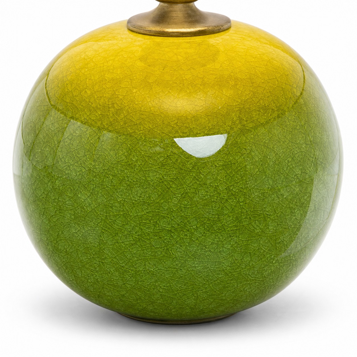 Detailweergave van het handgemaakte keramische oppervlak met craqueléglazuur.
