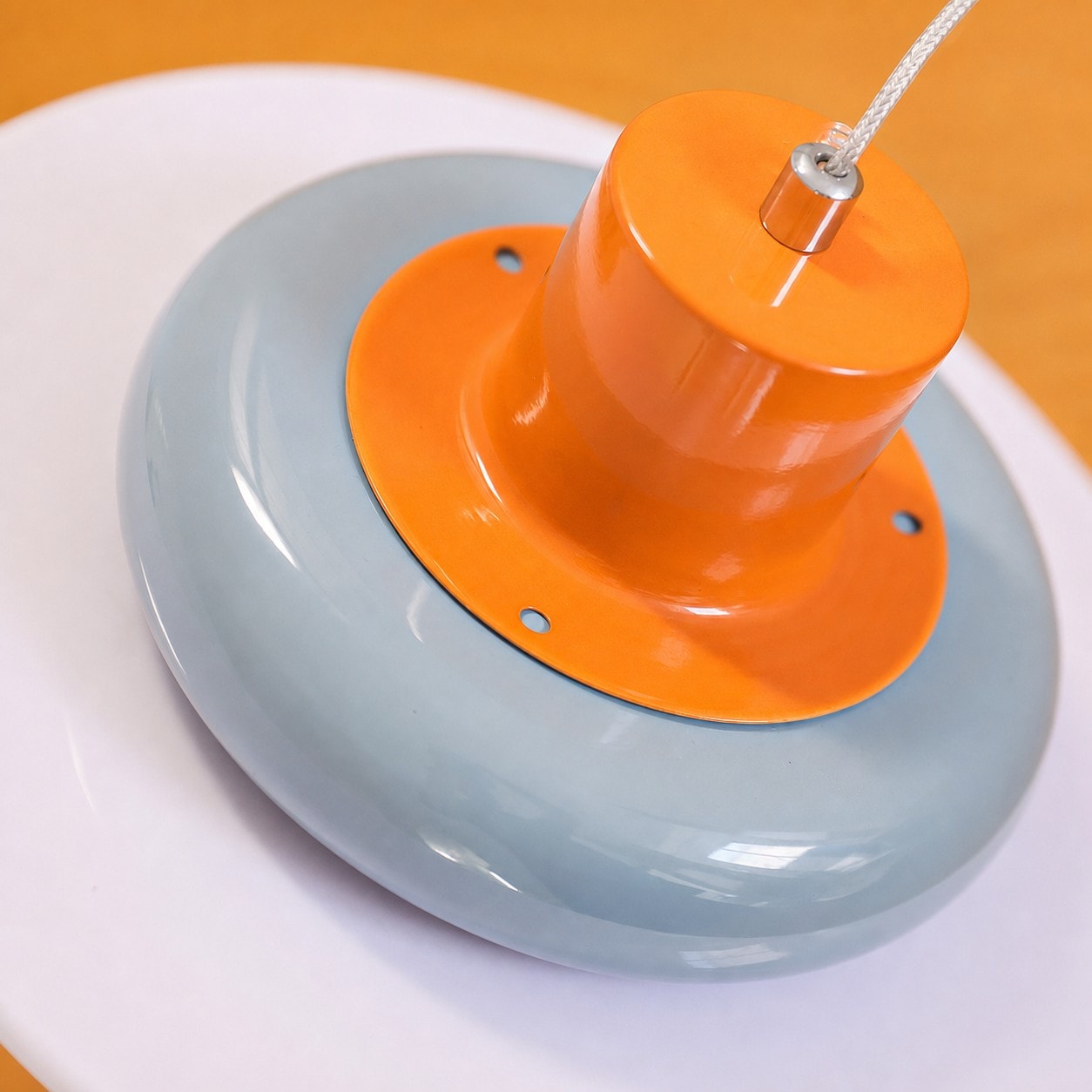 Primer plano de la parte superior naranja brillante y el detalle del tono azul sal marina.