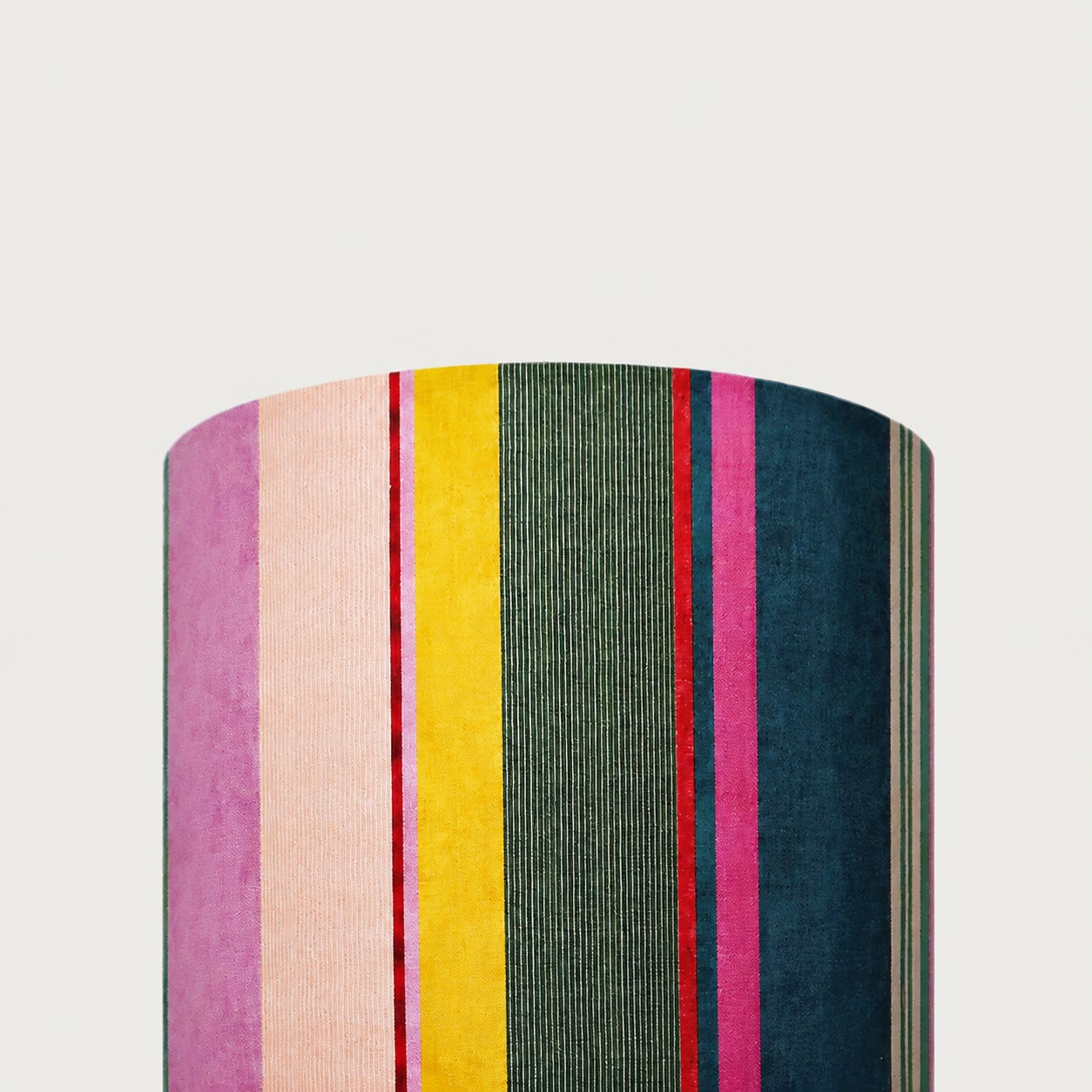 Vue détaillée de l'abat-jour en tissu à rayures multicolores