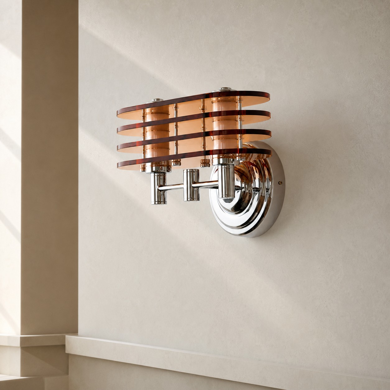 Chromowana i bursztynowa lampa ścienna widziana w pomieszczeniu