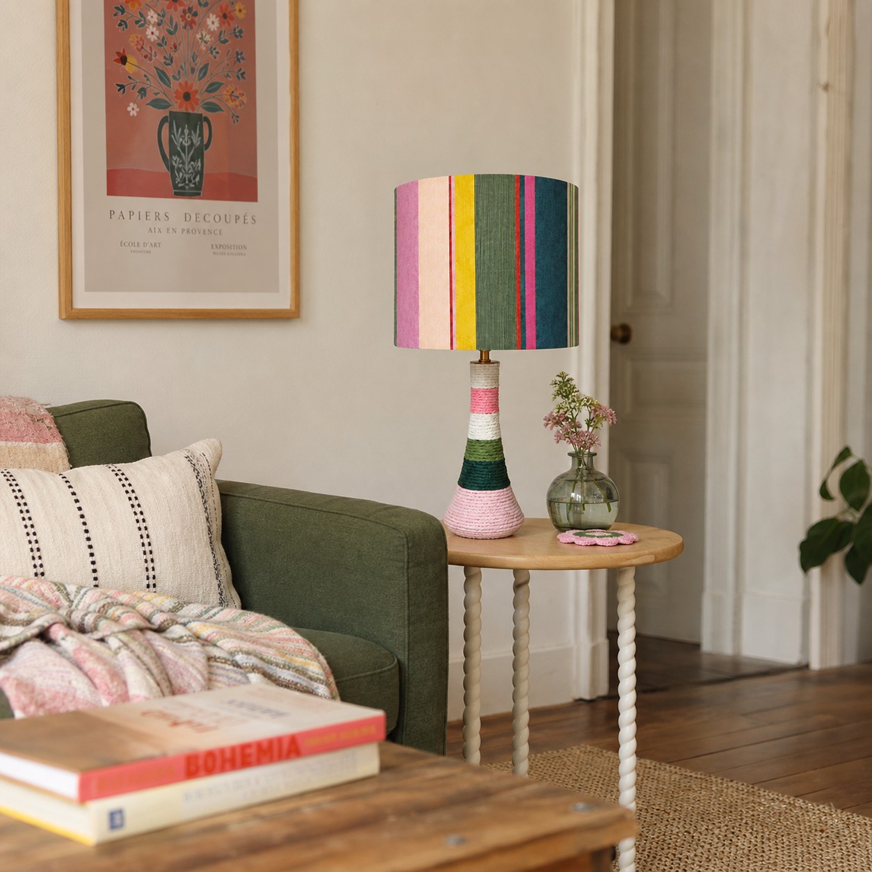 Lampe de table à rayures colorées sur une table d'appoint dans un salon