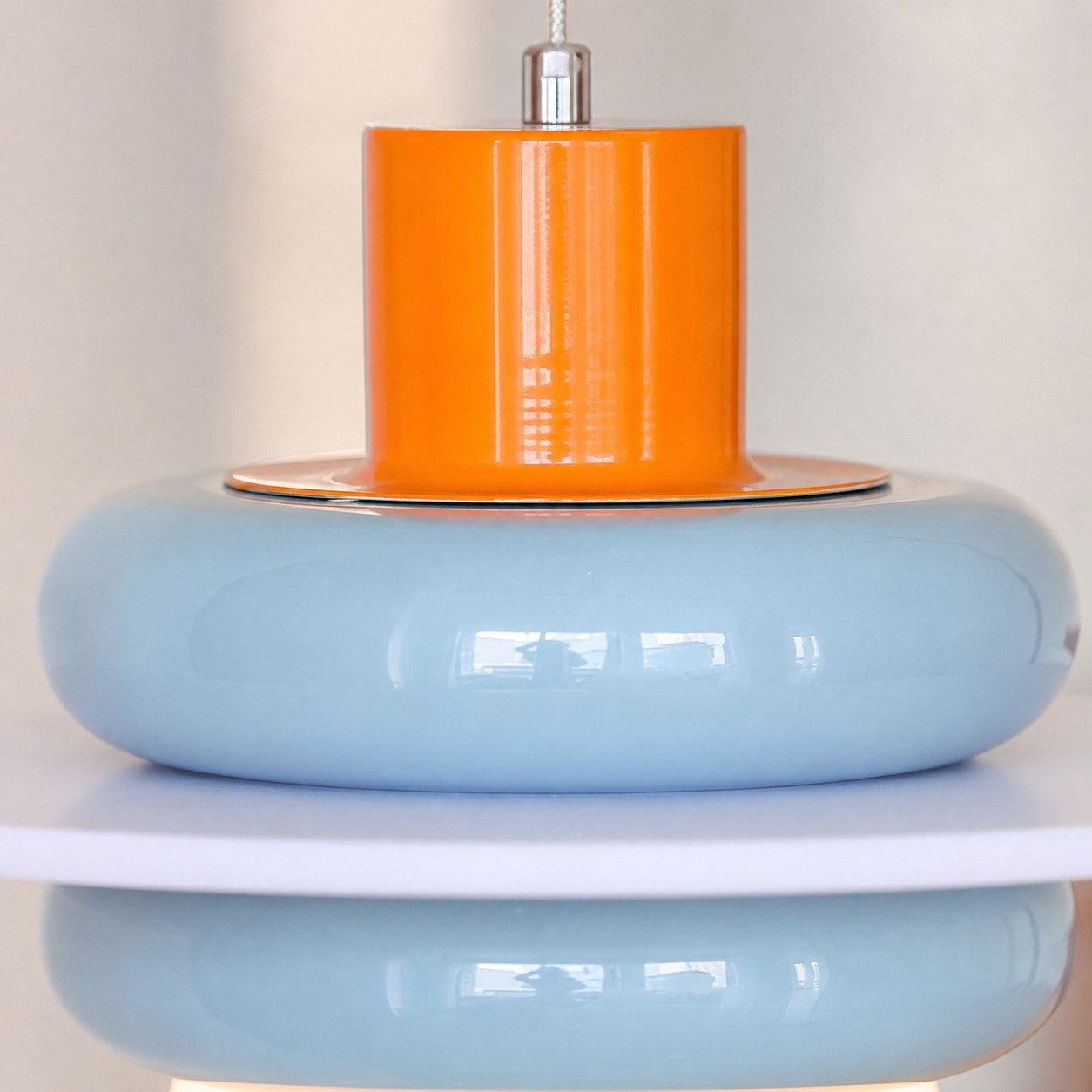 Primer plano de una sombra en capas de color azul sal marina con un toque de naranja.