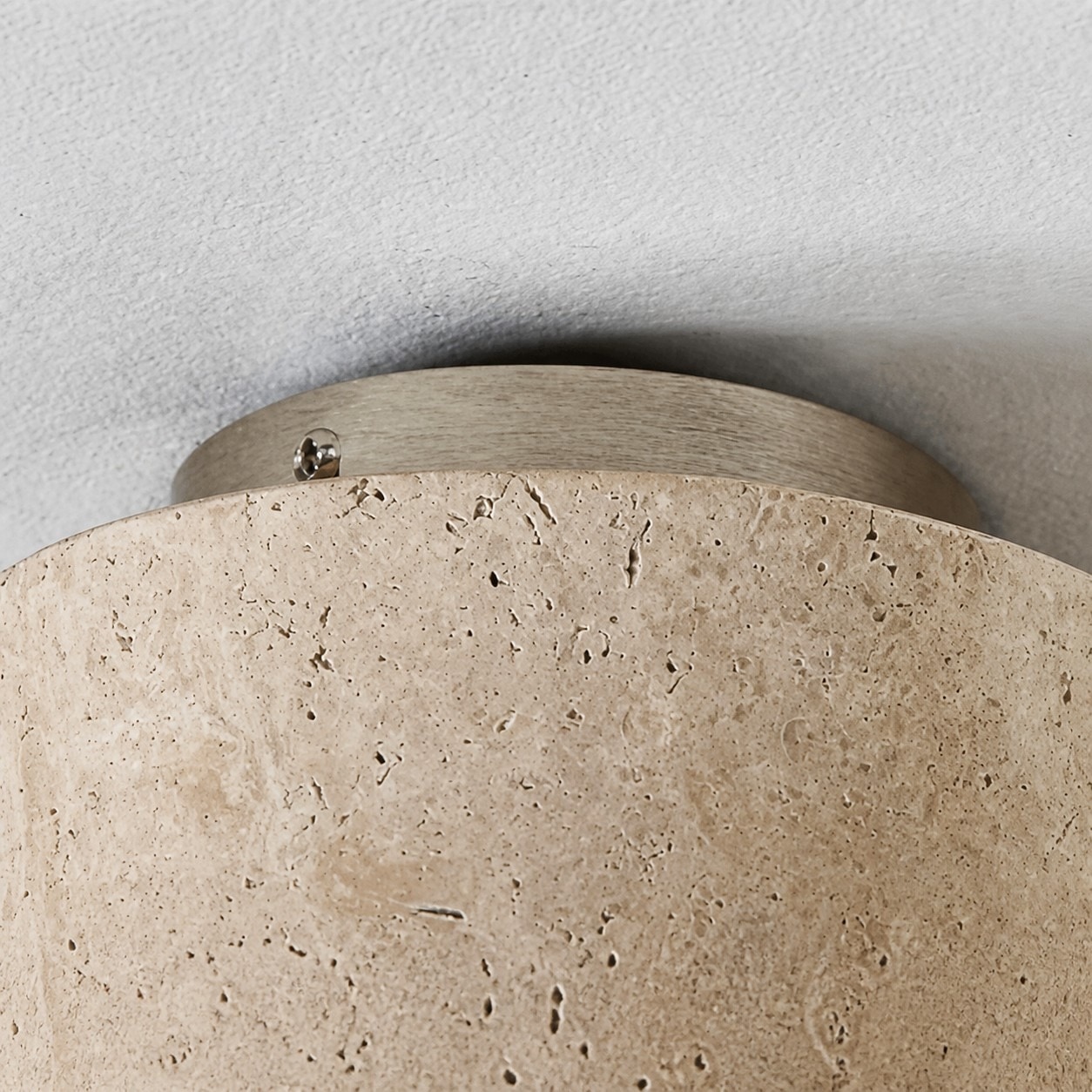 Base de techo metálica y detalle de textura de piedra travertino natural