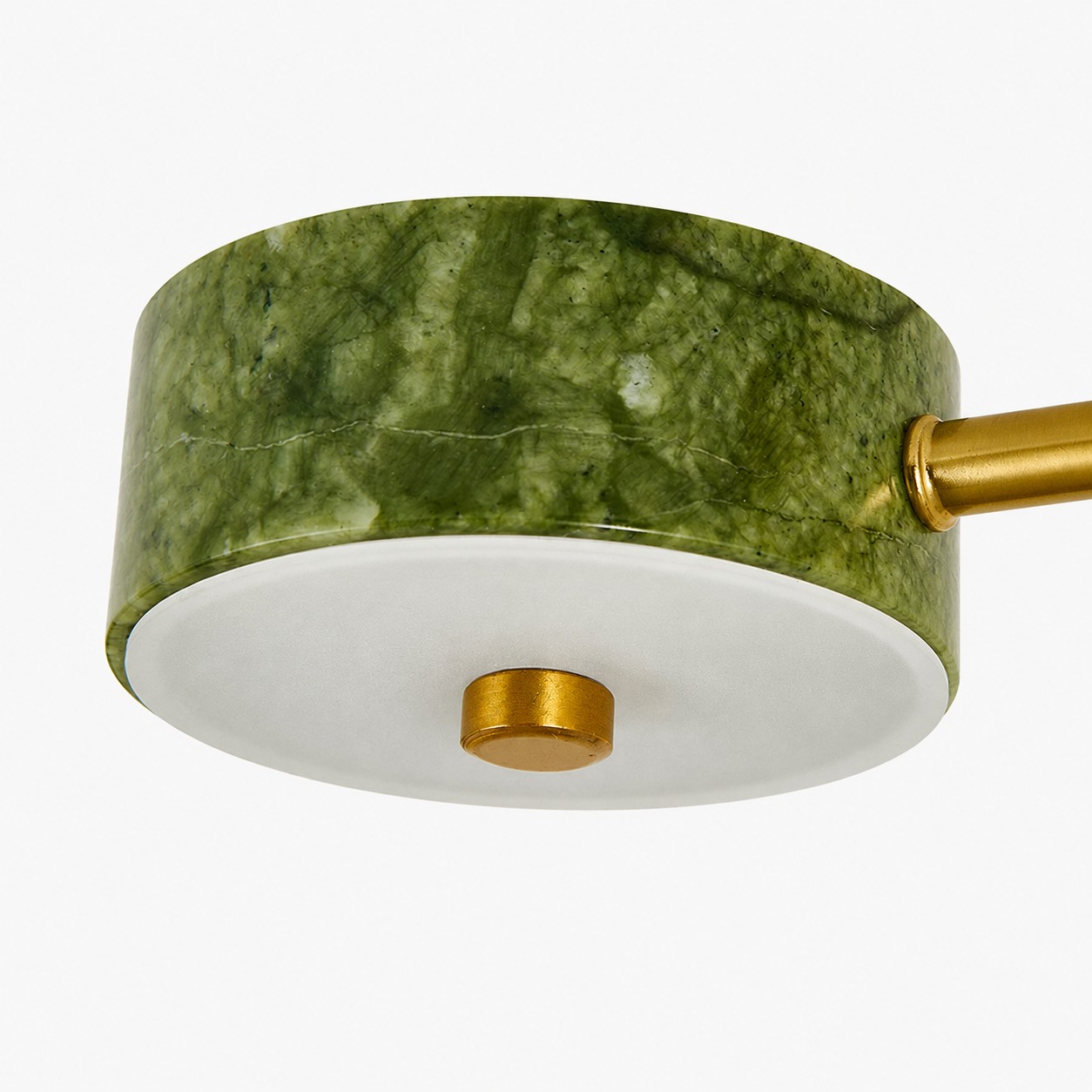 Detailopname van de gevlekte groene tint en de metalen arm.
