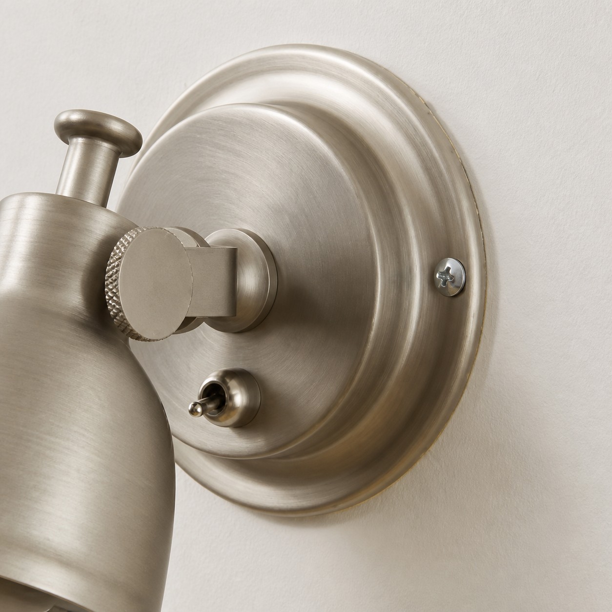 Round wall plate with pivot hardware