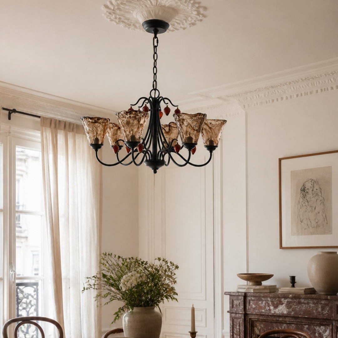 Lustre en verre ambré en forme de tulipe exposé dans une salle à manger classique