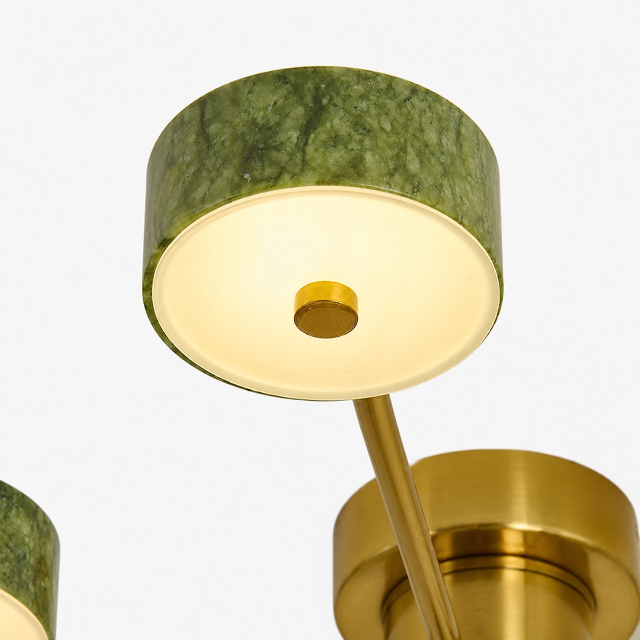 Close-up van de verlichte groene lampenkap en diffuser in jade-stijl.