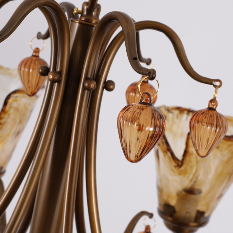 Bras de lustre incurvés ornés de décorations en verre ambré